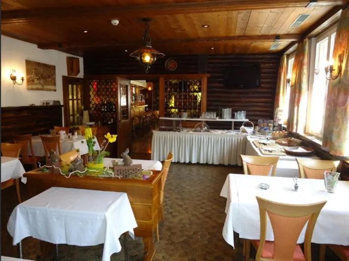 Restaurant/places to eat in Hotel Alpha