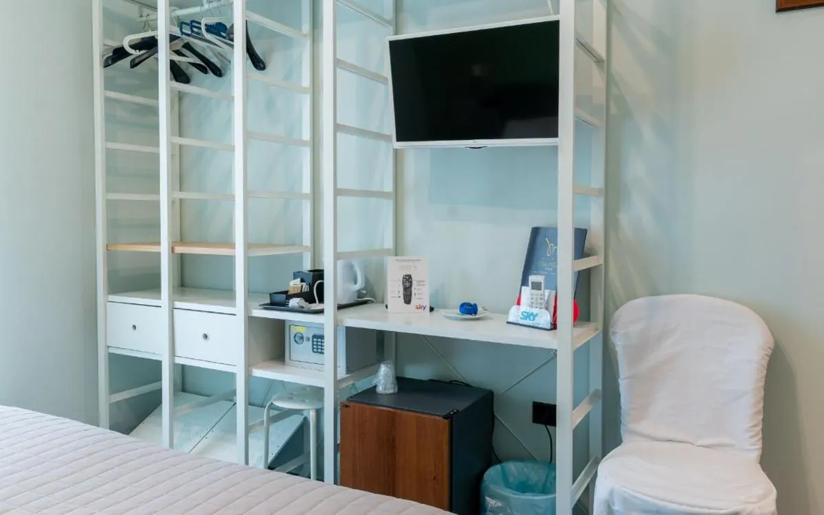 wardrobe, Bed in Hotel Villa Maria