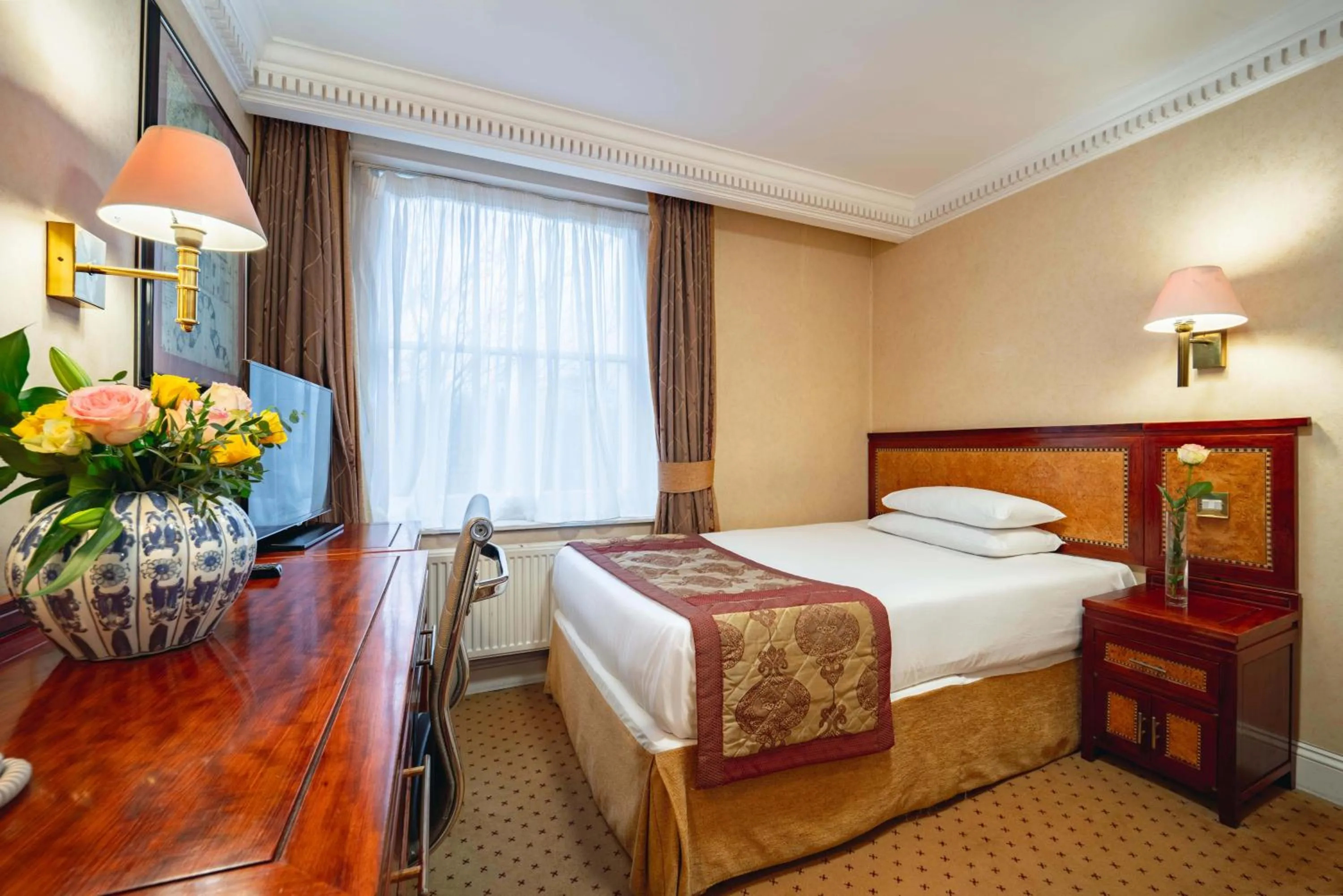 Bed in Grange Buckingham Hotel