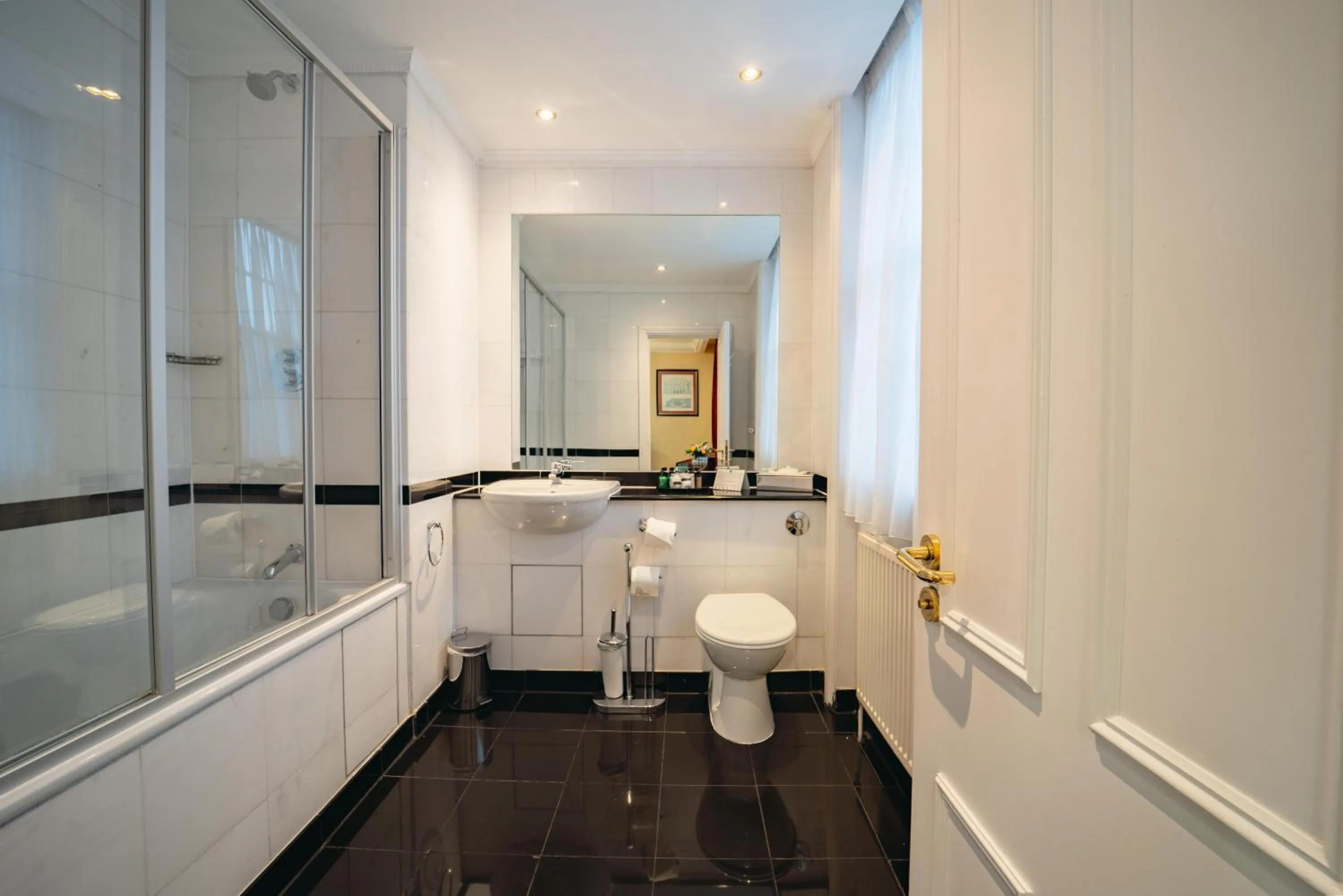 Toilet in Grange Buckingham Hotel