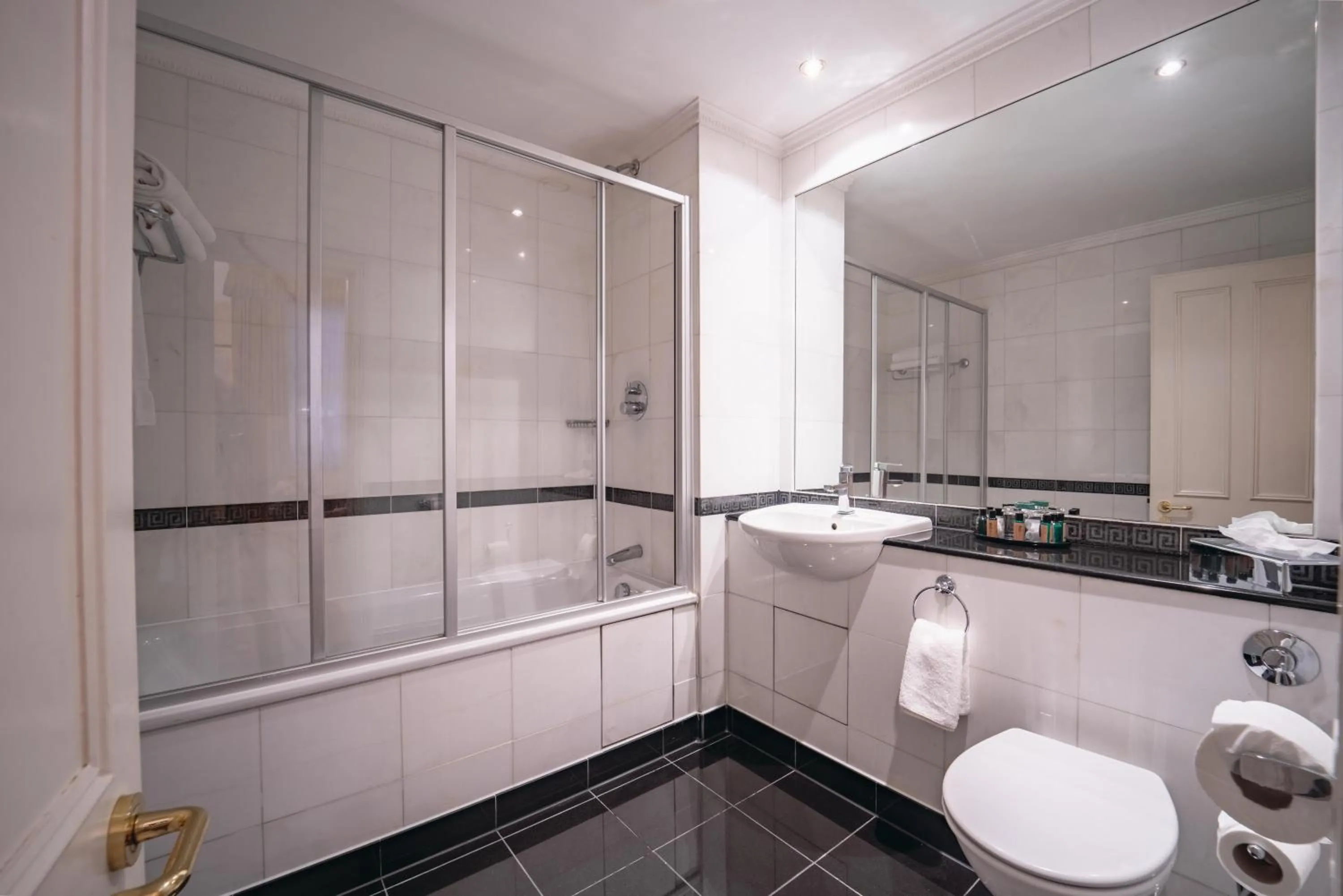 Shower in Grange Buckingham Hotel