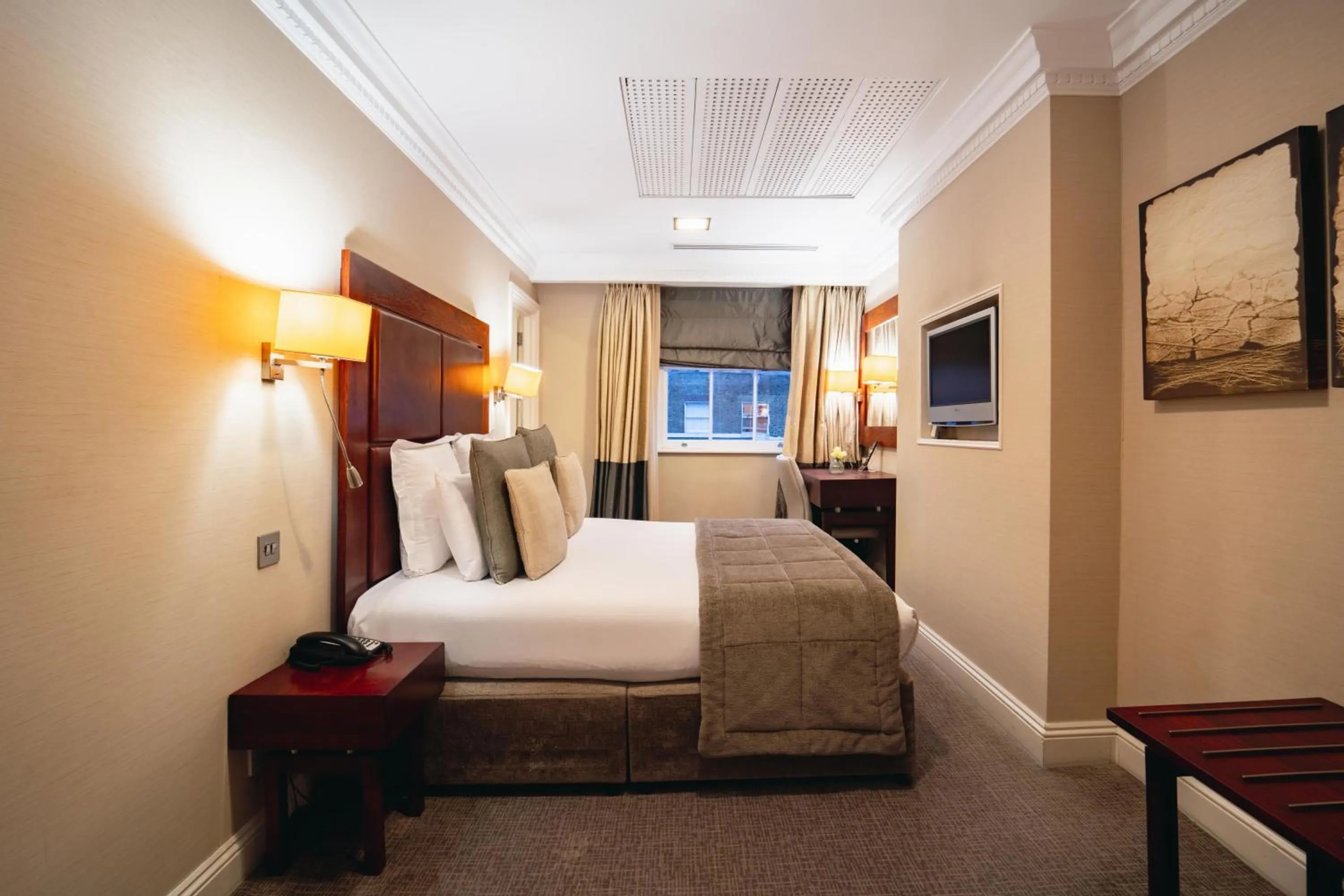 Bed in Grange Beauchamp Hotel