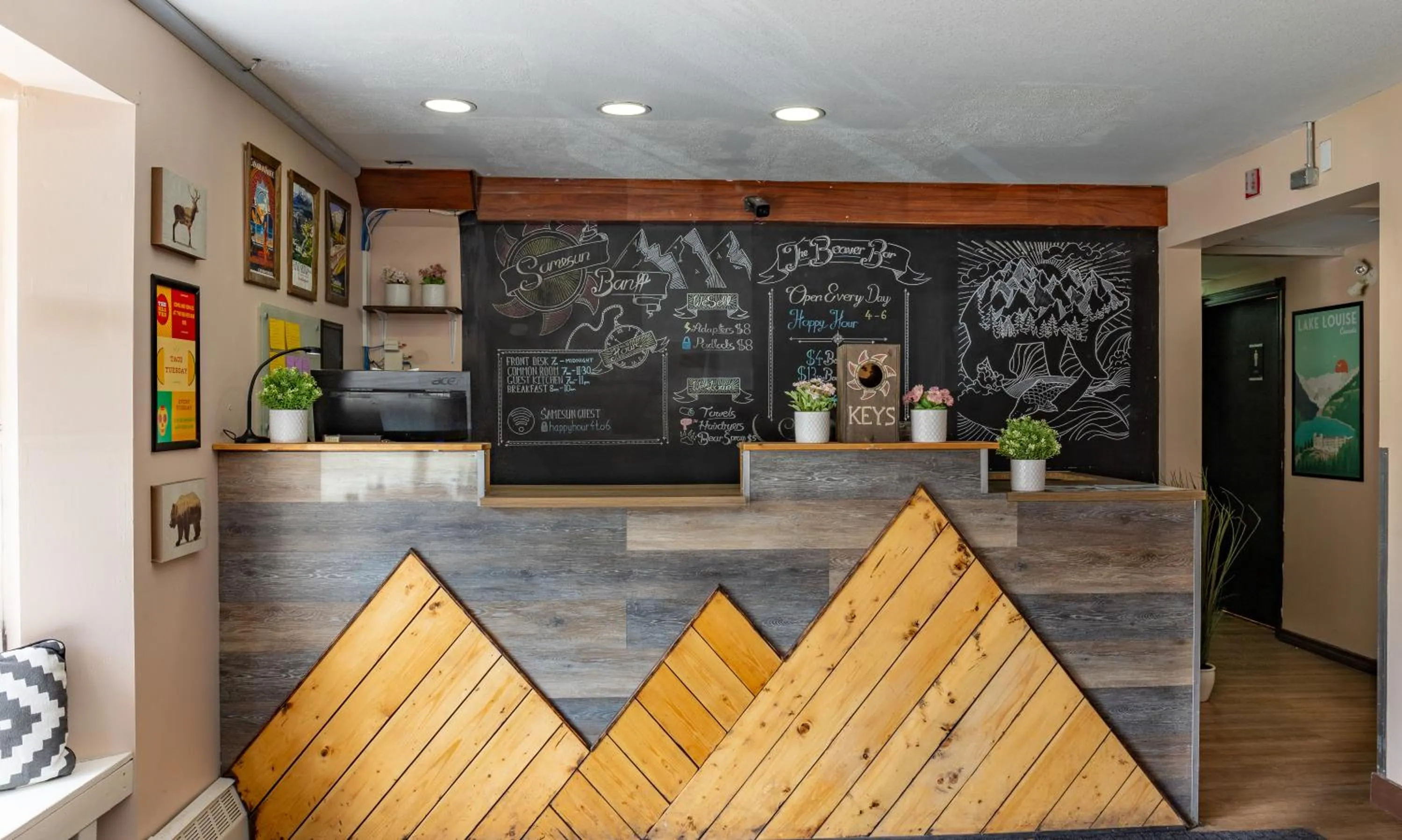 Lobby or reception in Samesun Banff Hostel