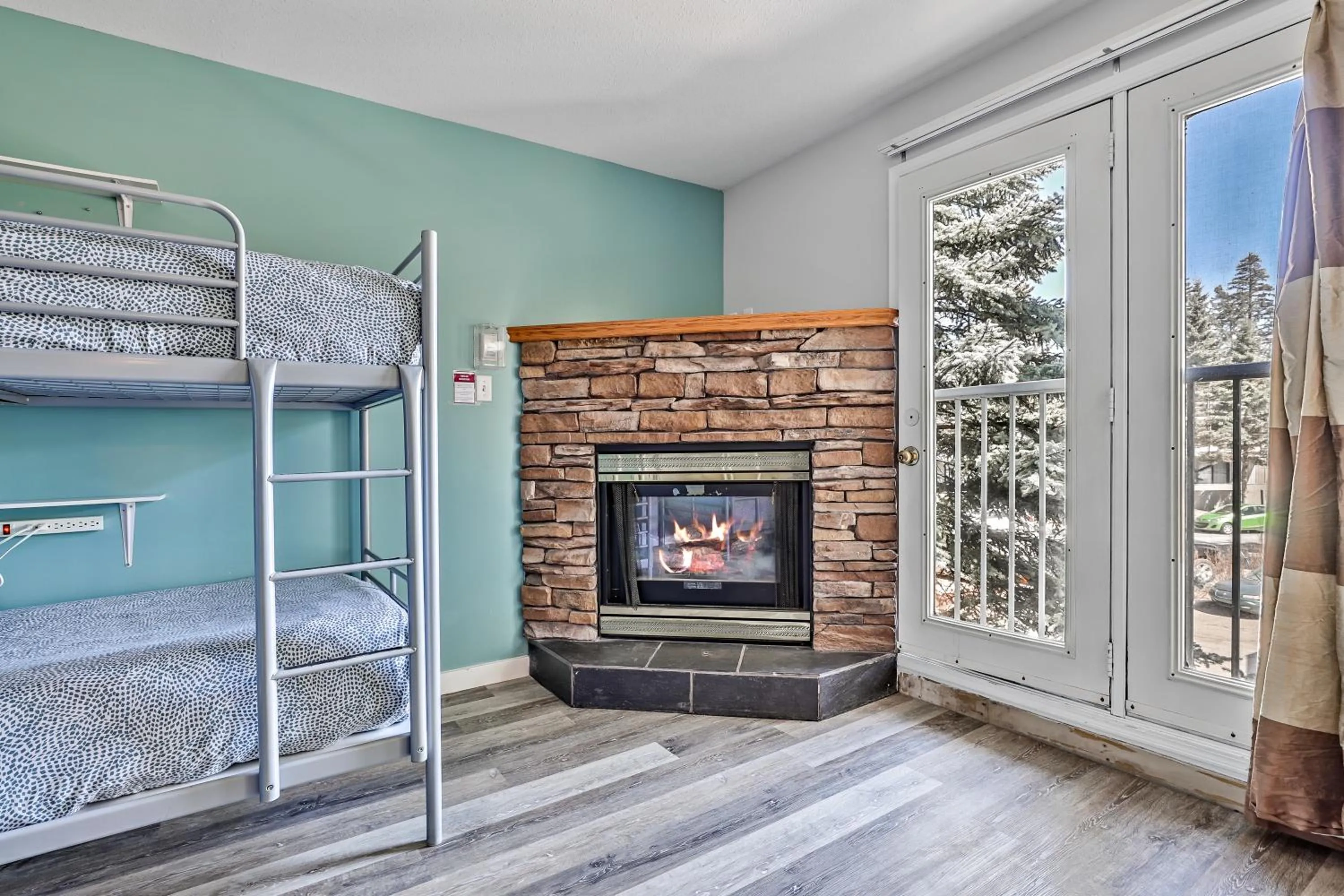 Bedroom, Bed in Samesun Banff Hostel