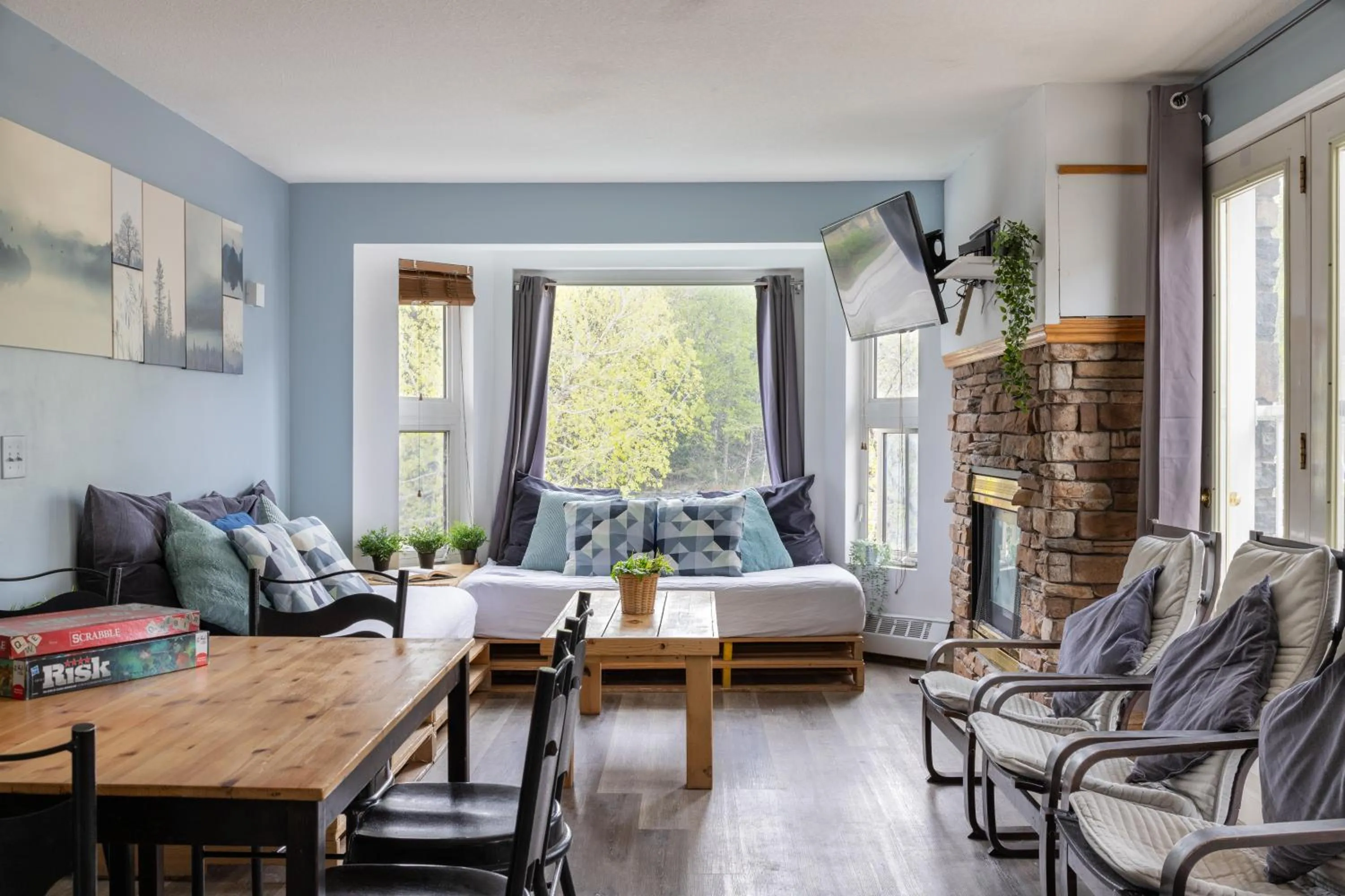 Communal lounge/ TV room in Samesun Banff Hostel