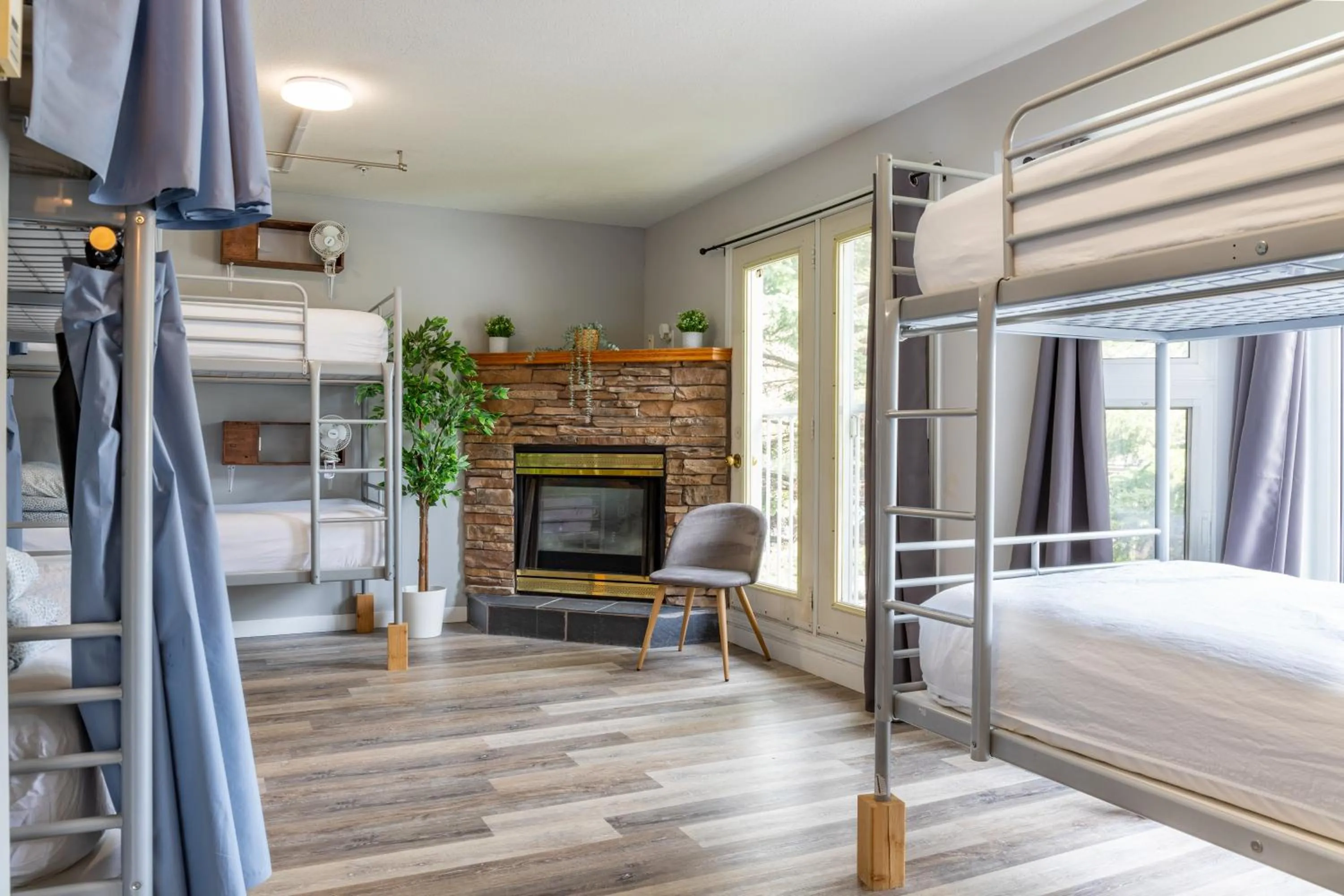 Bedroom, Bed in Samesun Banff Hostel