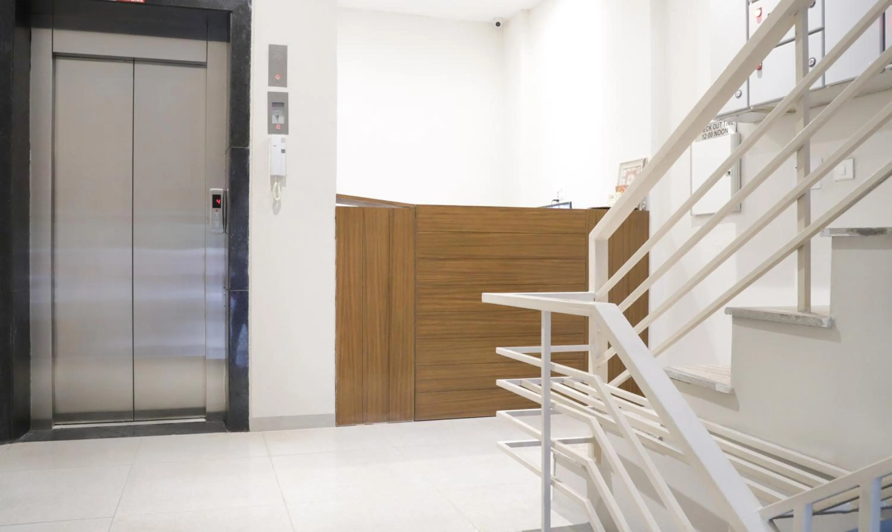 elevator in Itsy Hotels Kamron