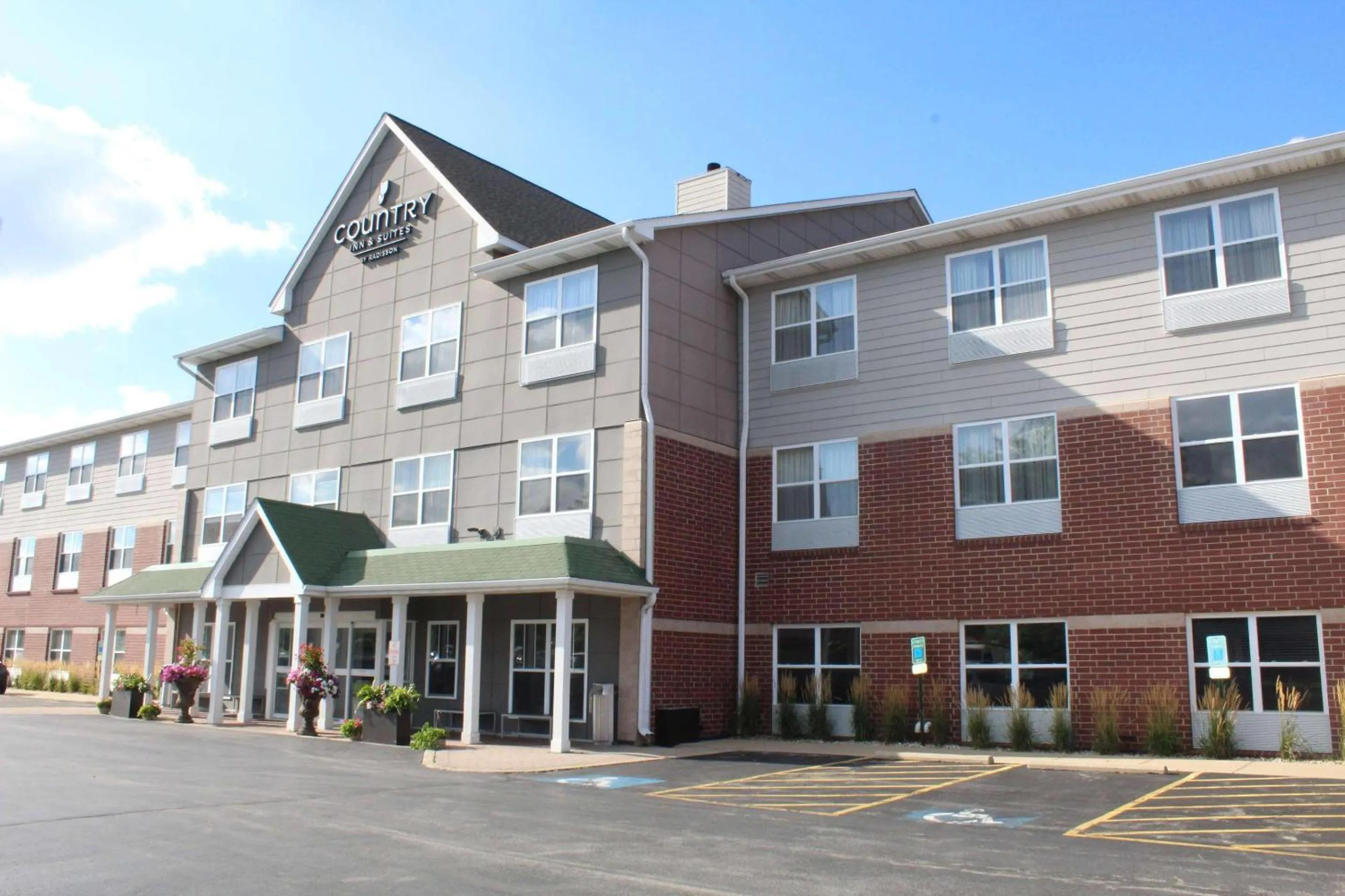 Property building in Country Inn & Suites by Radisson, Crystal Lake, IL