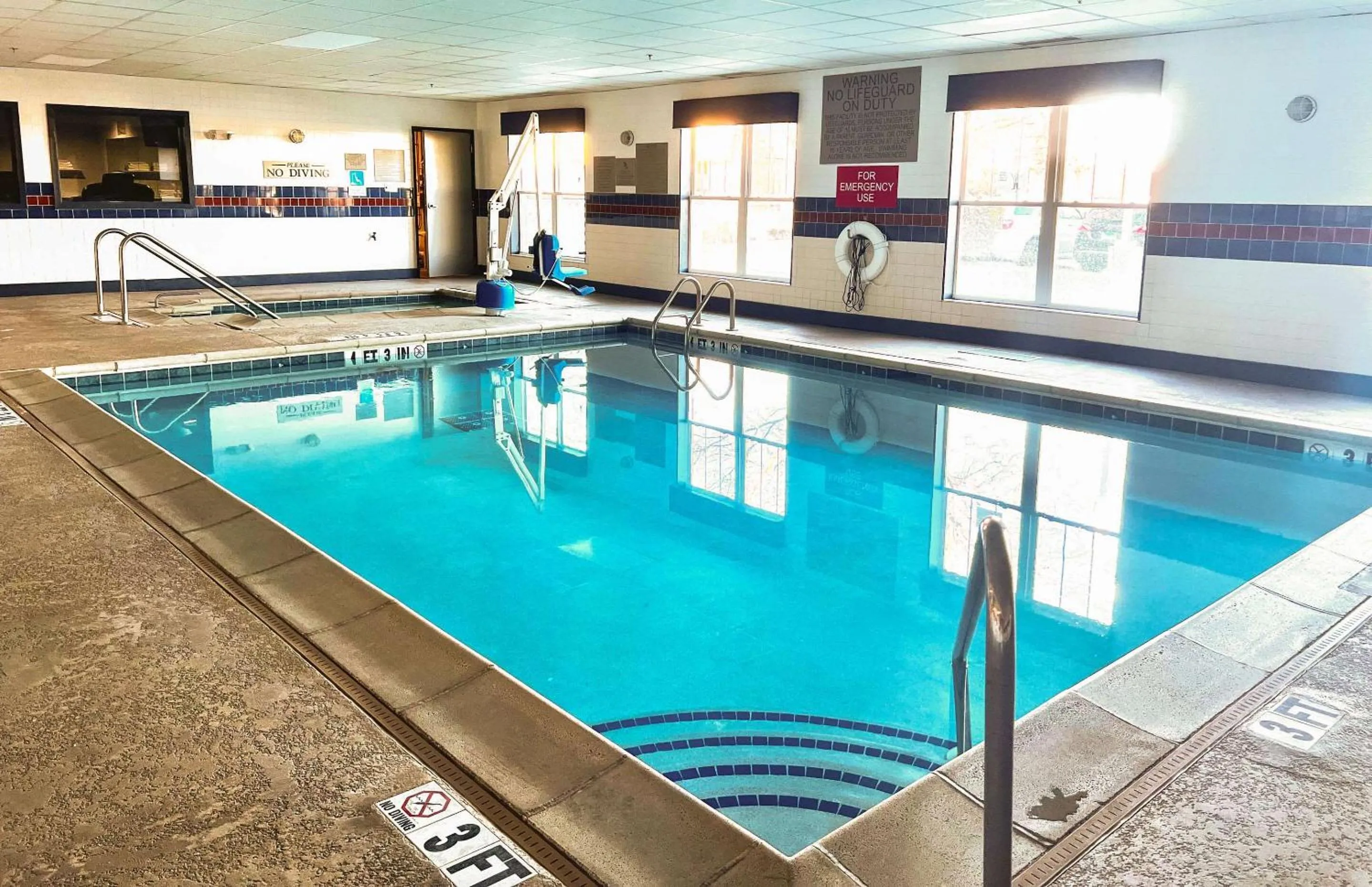 Swimming pool in Country Inn & Suites by Radisson, Crystal Lake, IL