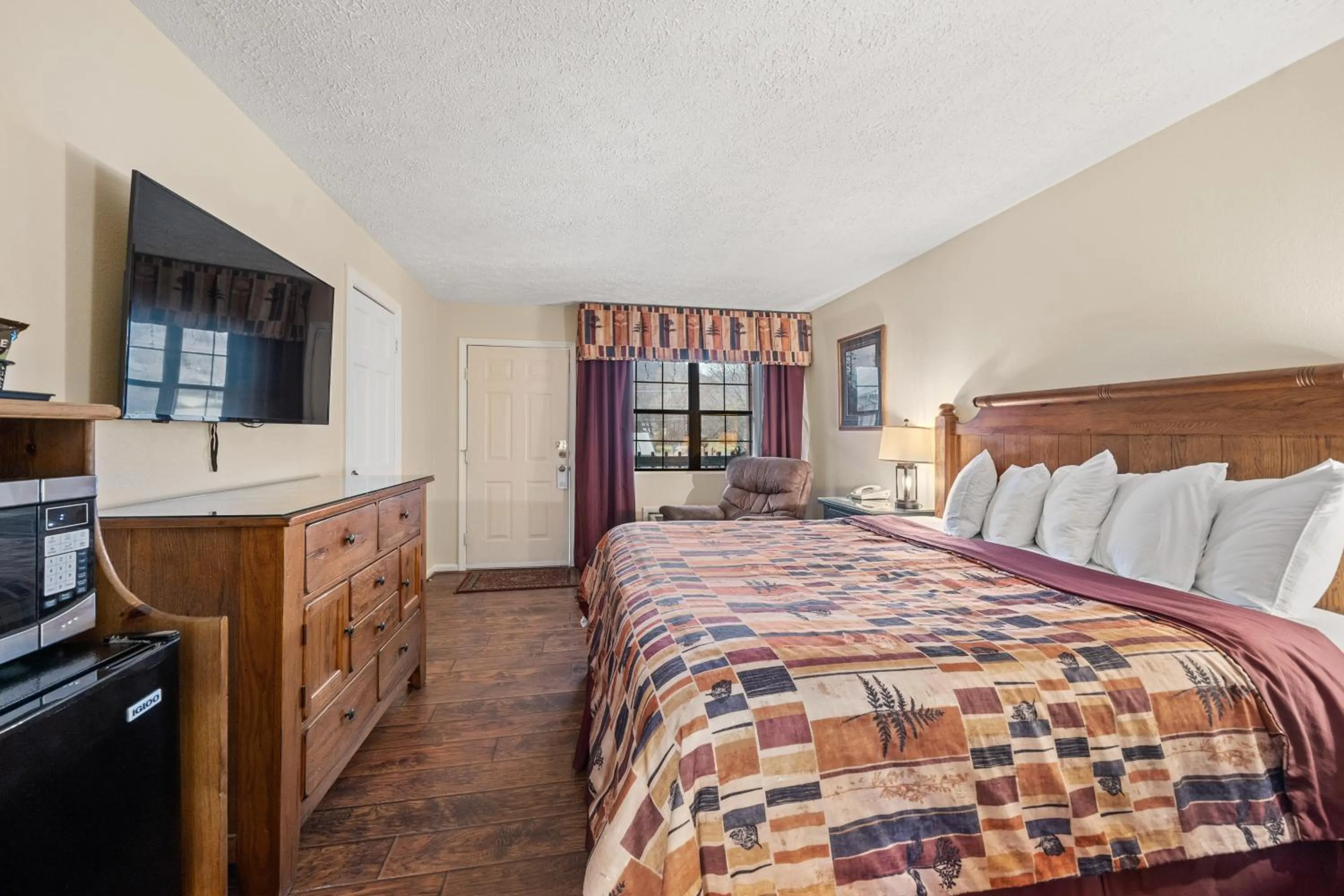 Bed in Jonathan Creek Inn and Villas