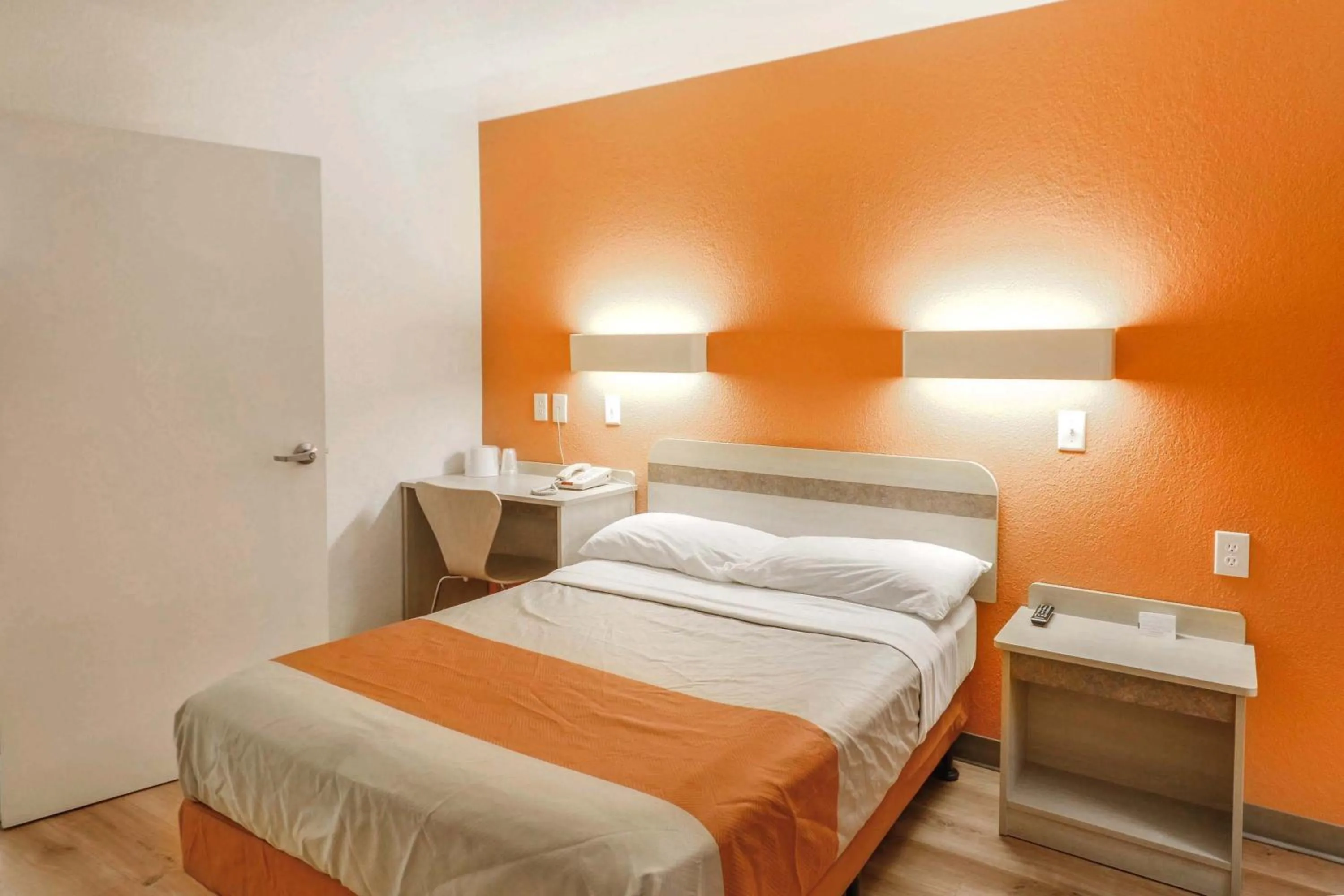 Bedroom, Bed in Motel 6-Huntsville, TX