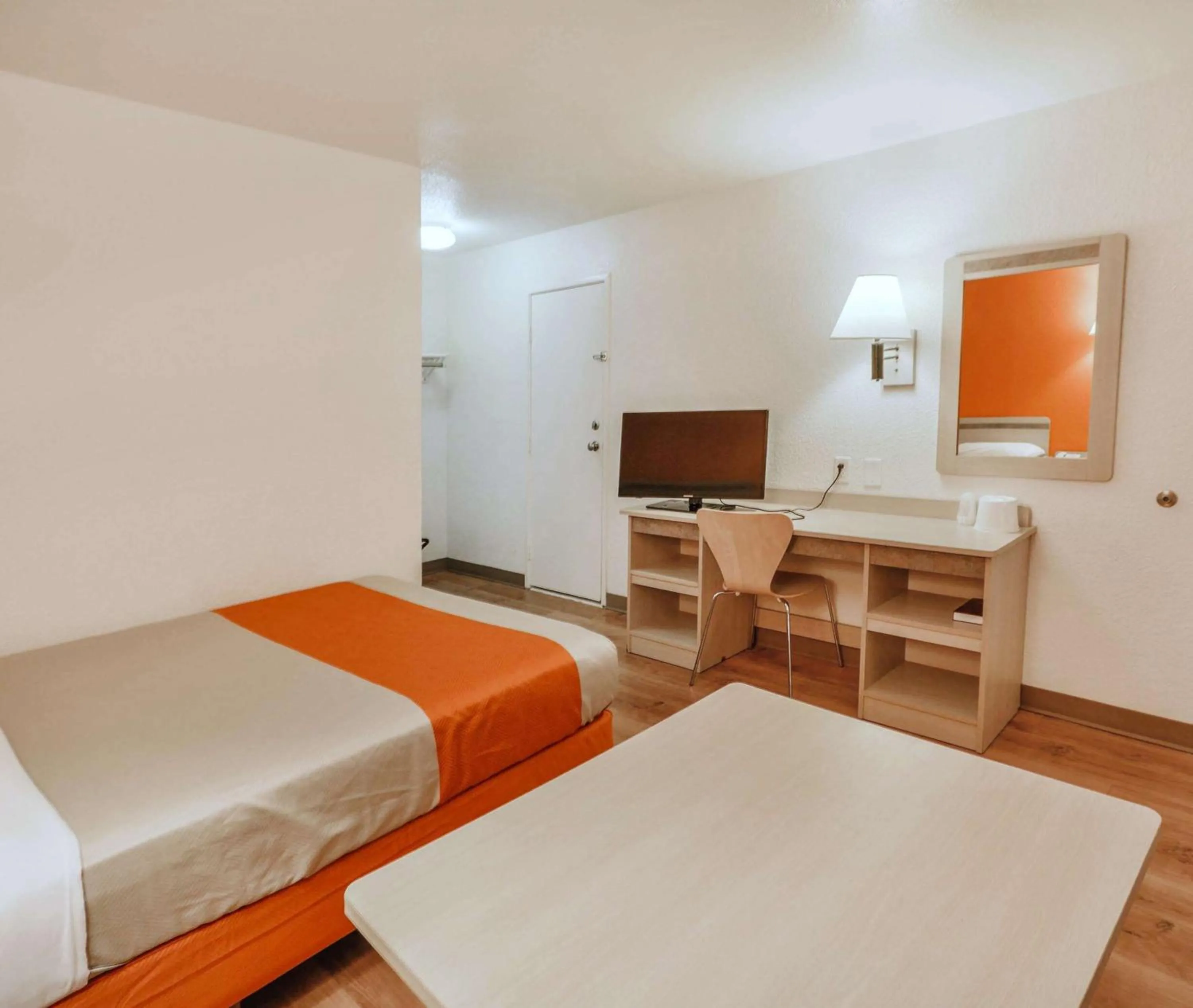 Bedroom, Bed in Motel 6-Huntsville, TX