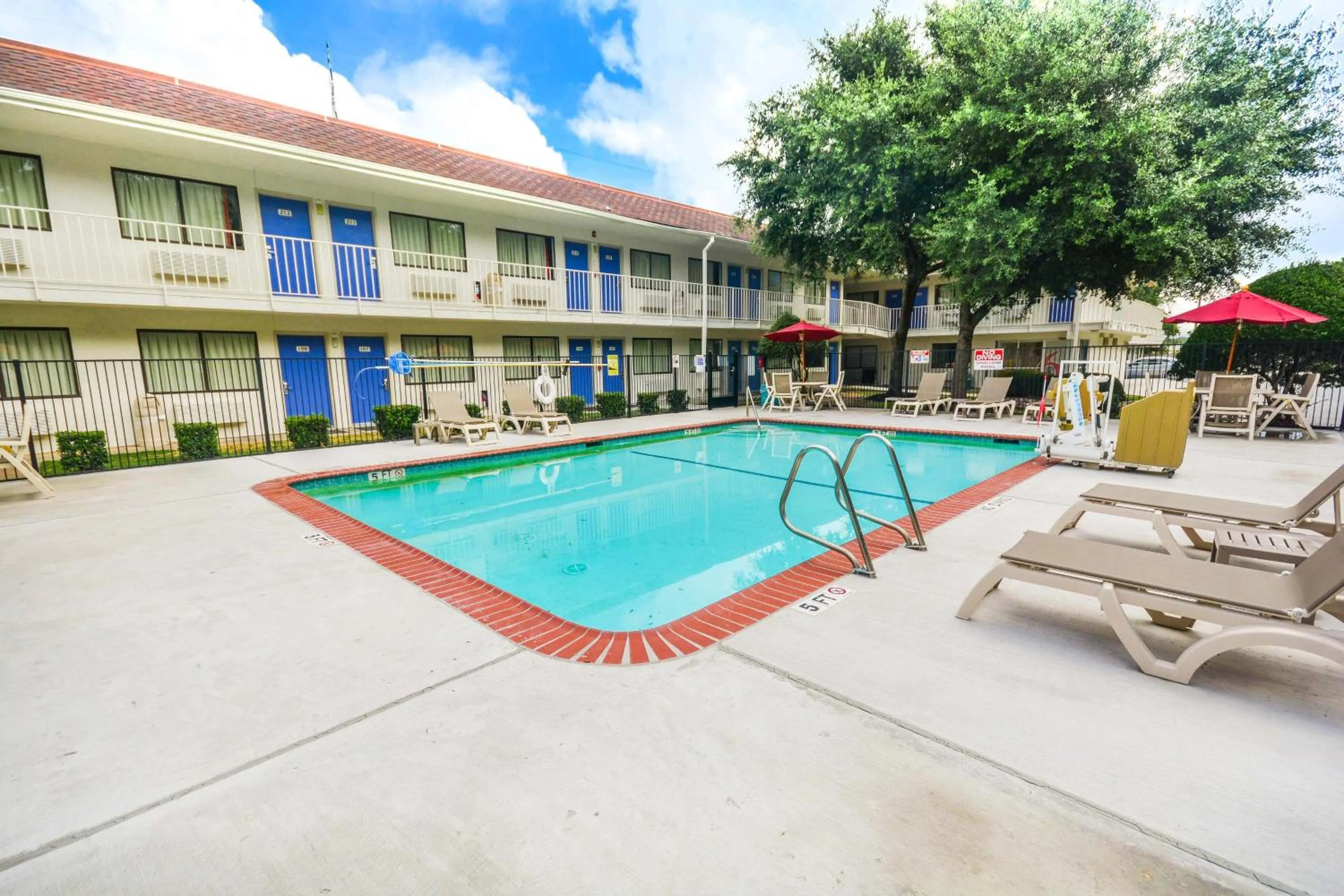 Swimming pool in Motel 6-Huntsville, TX