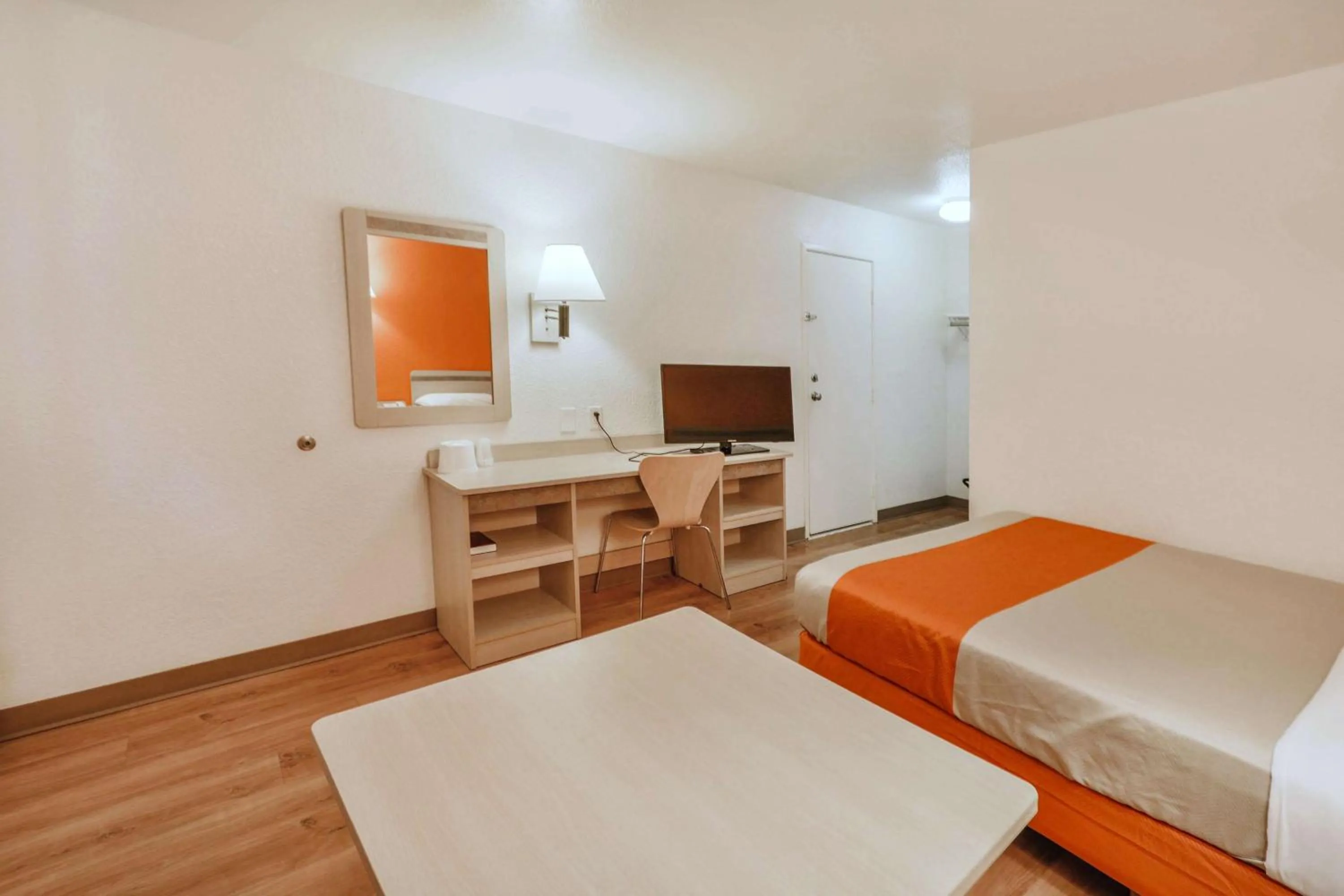 Photo of the whole room, Bed in Motel 6-Huntsville, TX