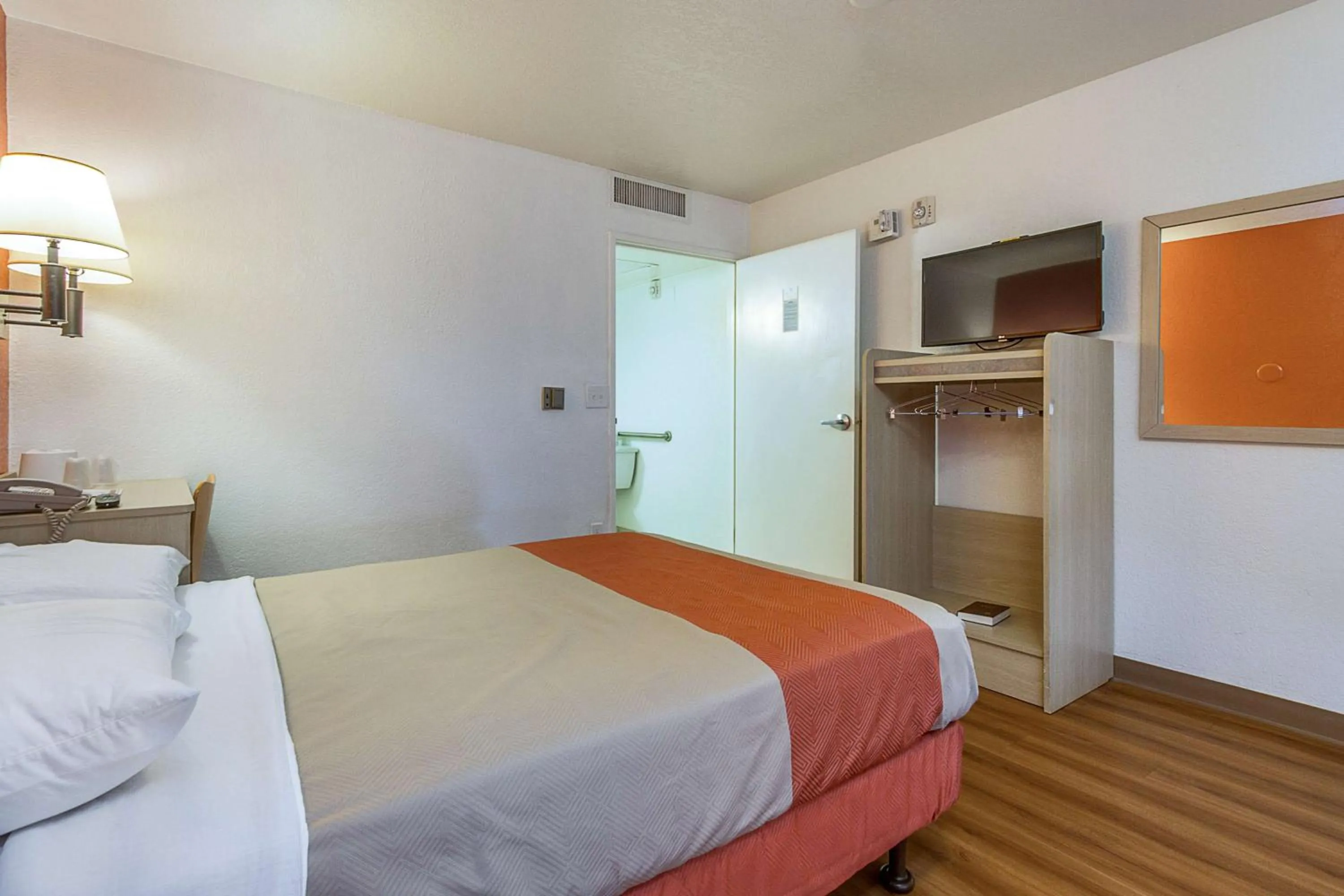 TV and multimedia, Bed in Motel 6-Phoenix, AZ - North Bell Road