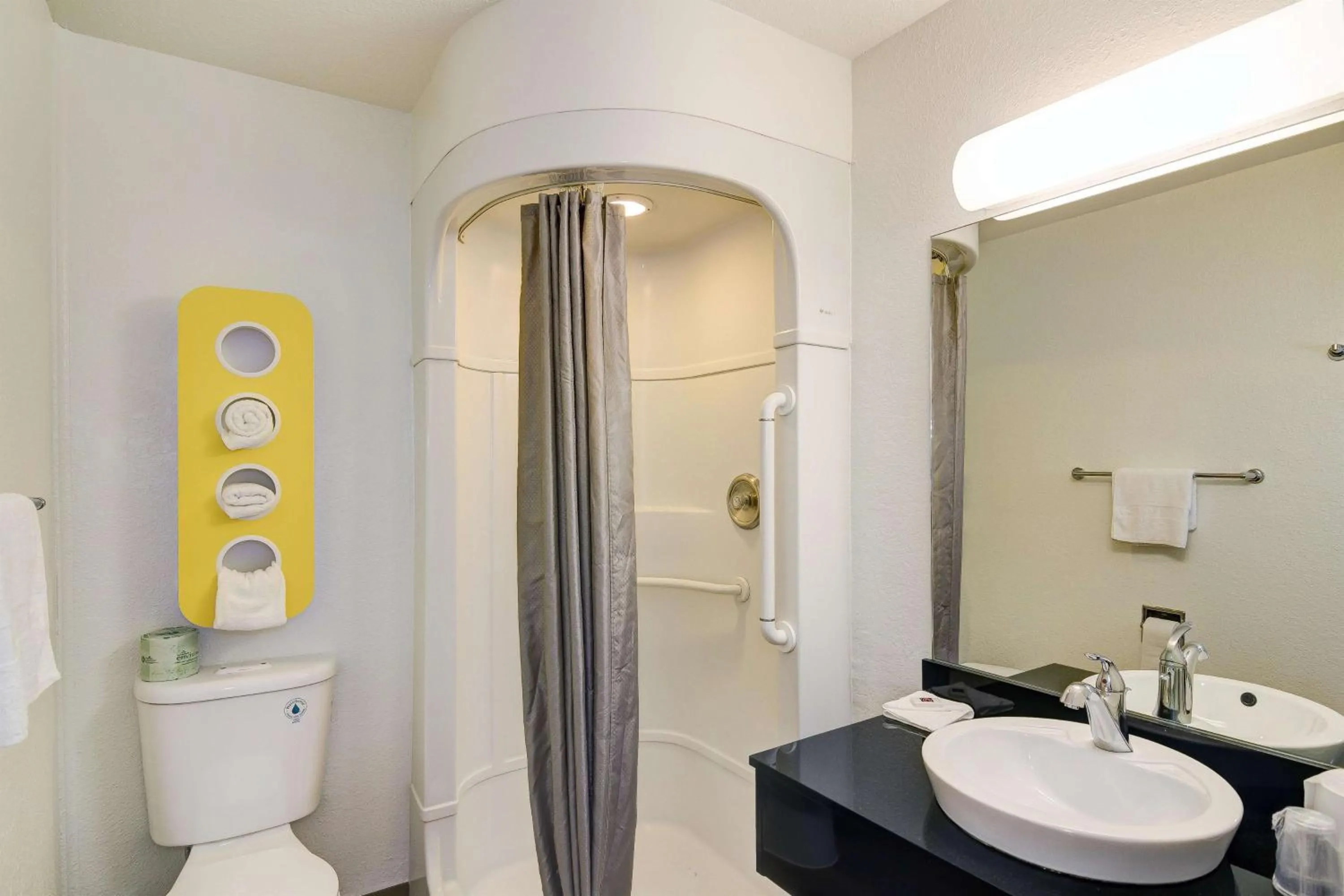 Photo of the whole room in Vagabond Inn Sylmar