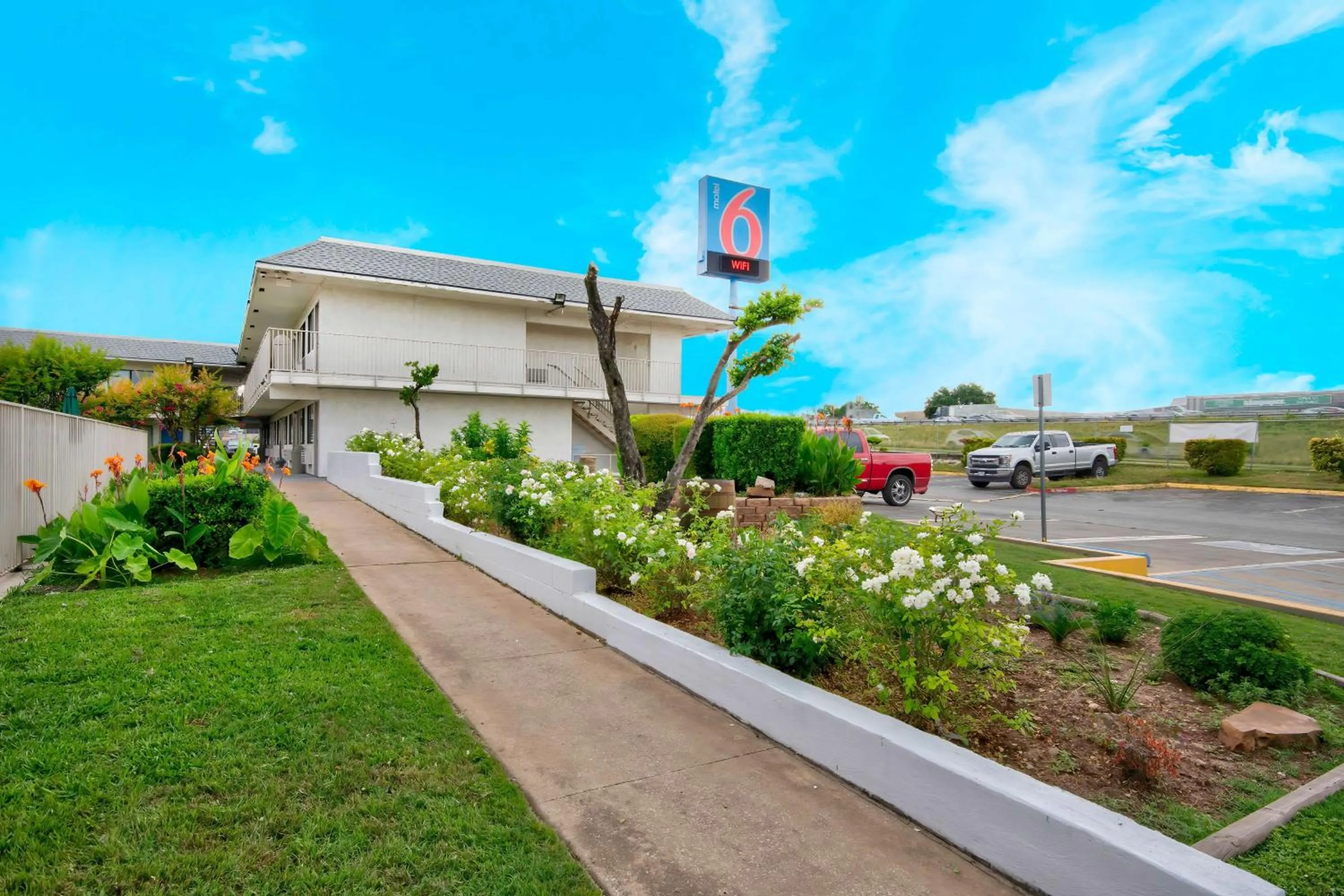 Property building in Motel 6-Austin, TX - North