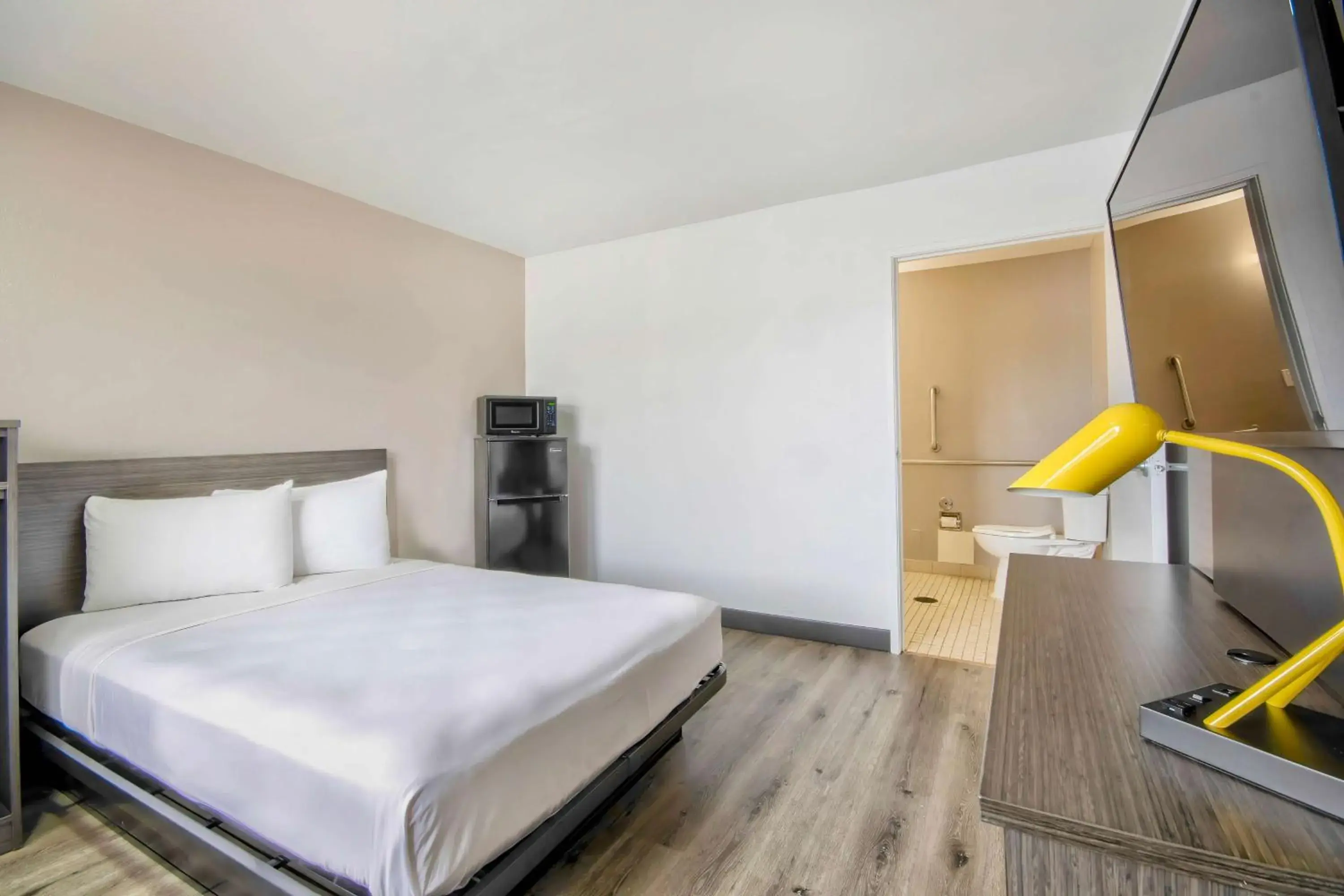 Queen Room in Motel 6-Austin, TX - North Queen Room in Motel 6-Austin, TX - North