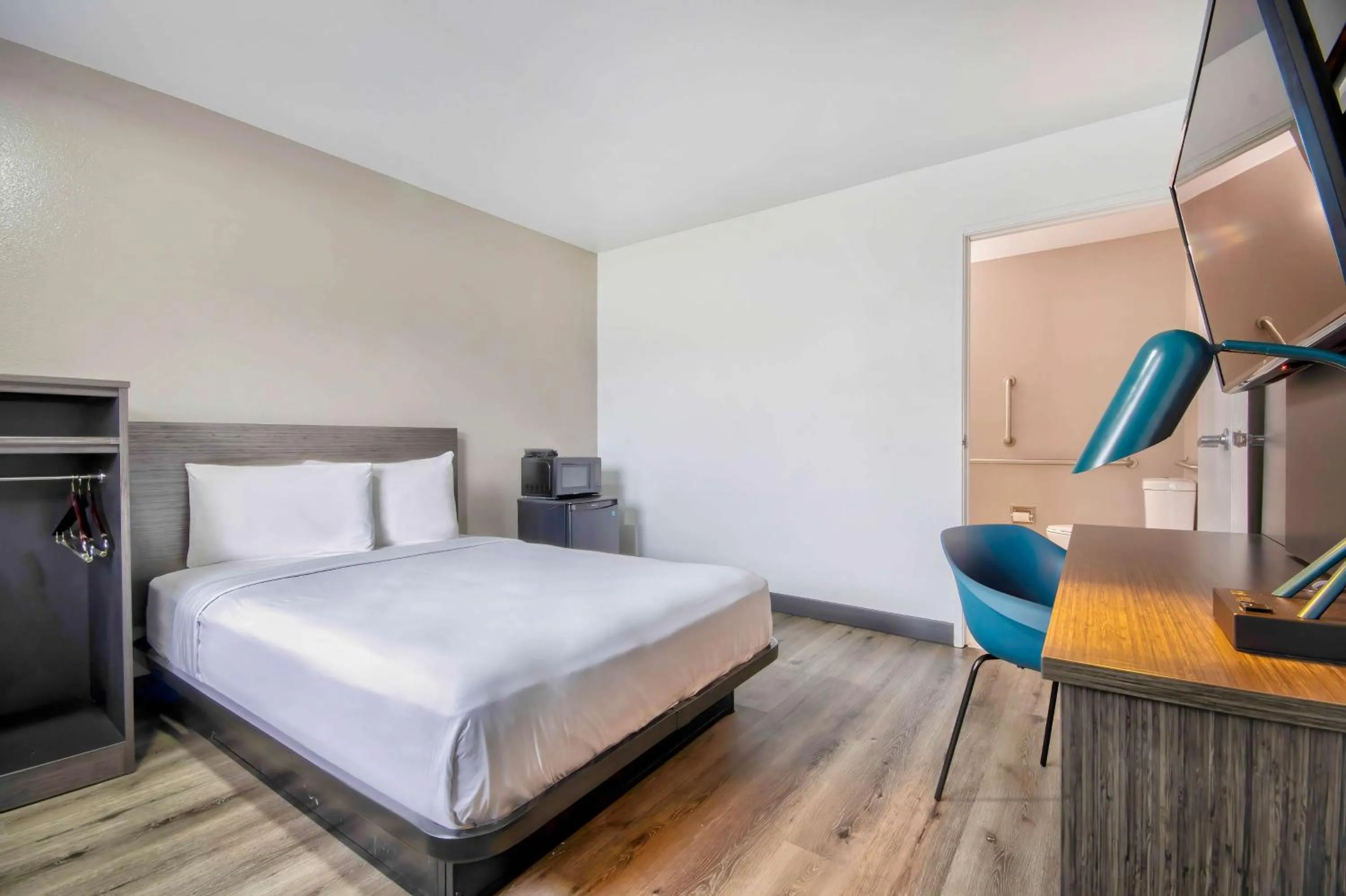 Bedroom, Bed in Motel 6-Austin, TX - North