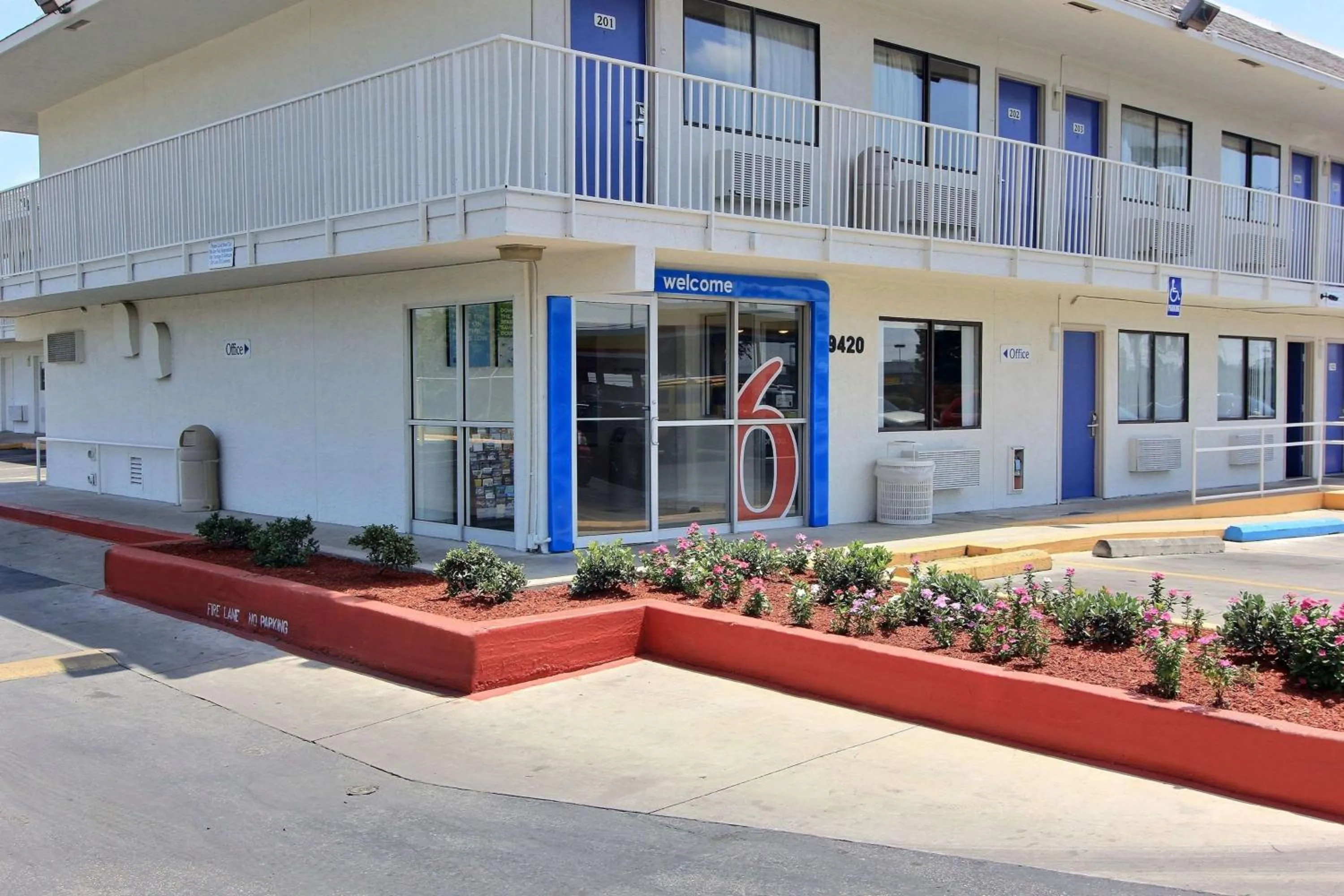 Property building in Motel 6-Austin, TX - North