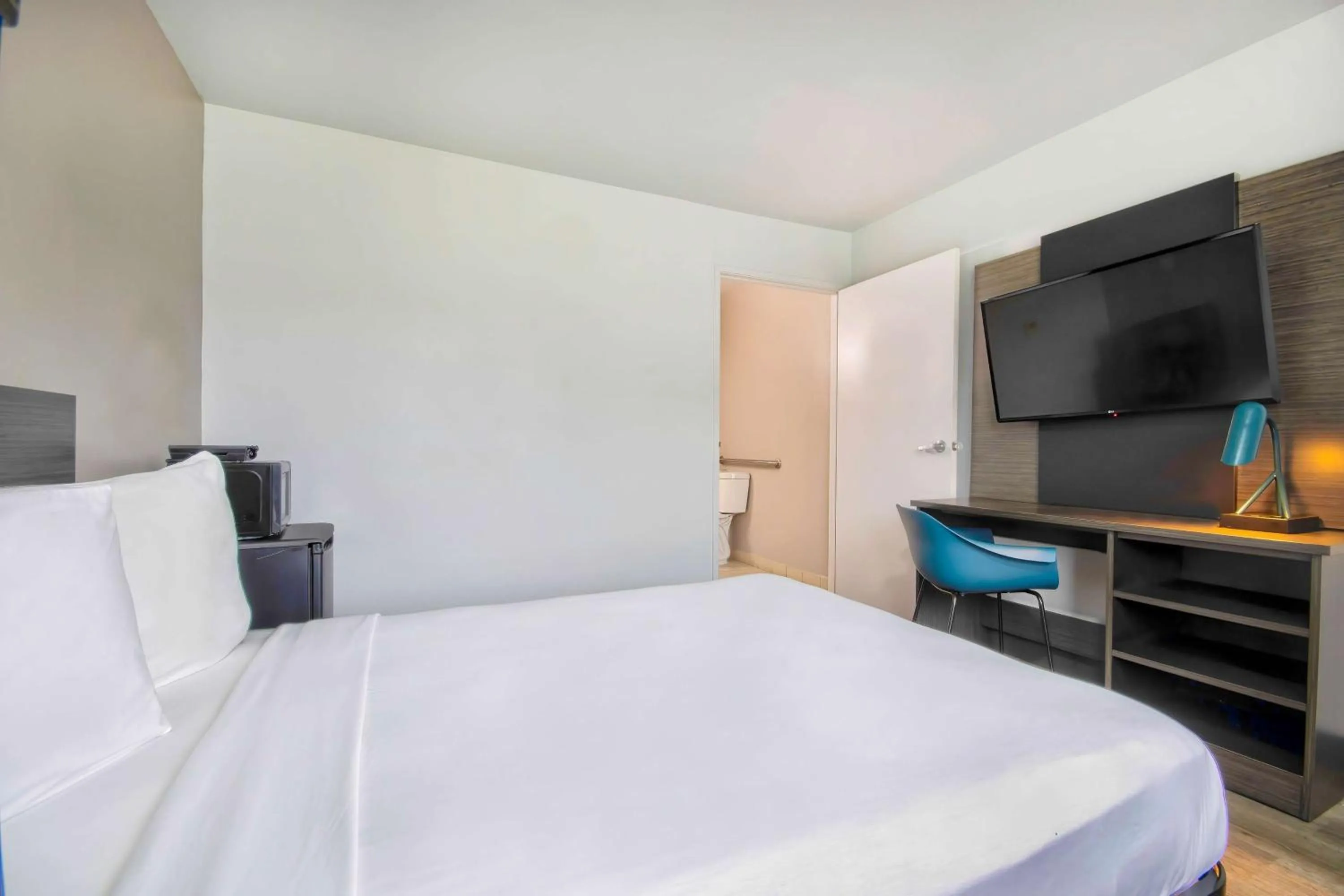 Bedroom, Bed in Motel 6-Austin, TX - North