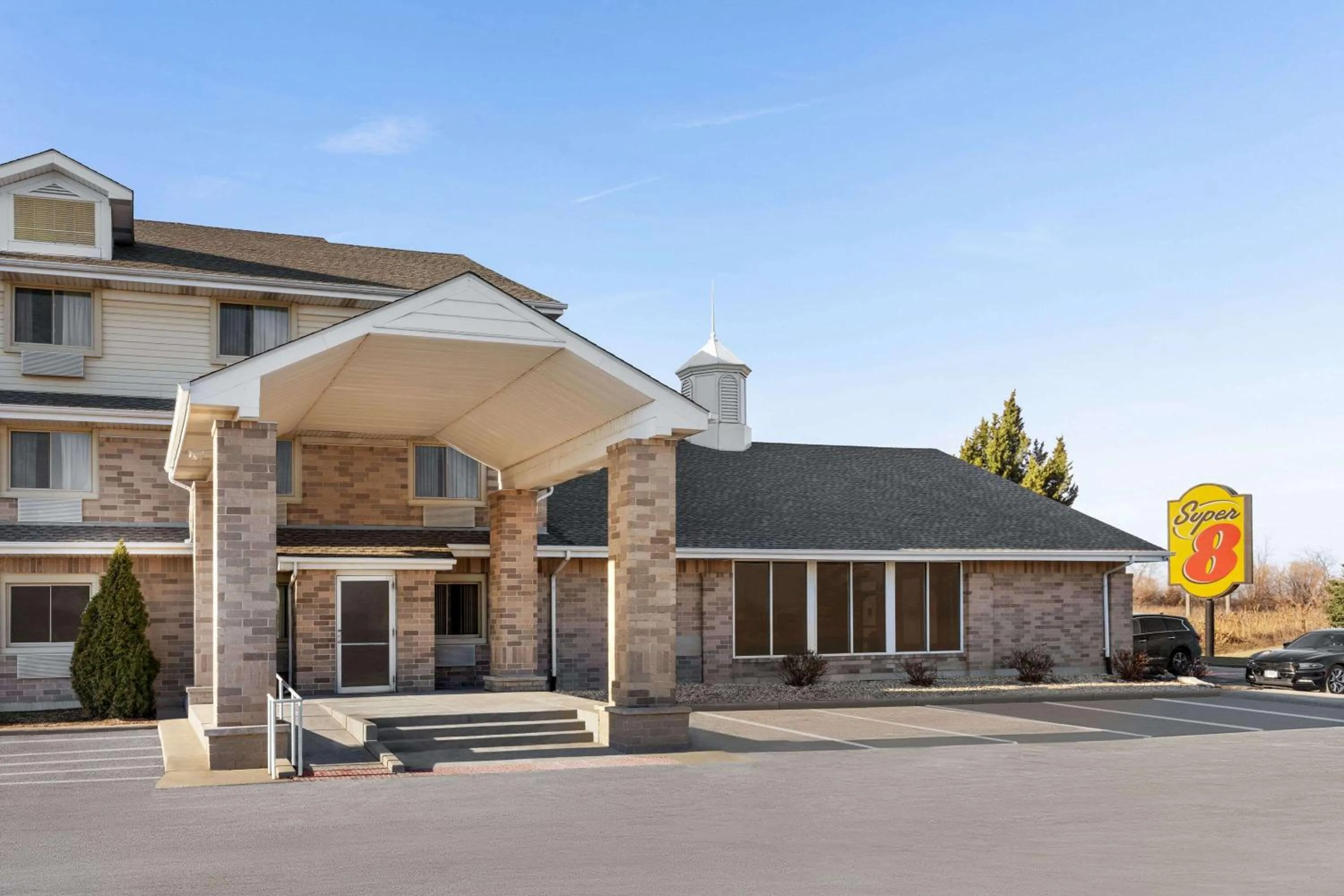 Property building in Super 8 by Wyndham Joliet I-55 N/Chicago