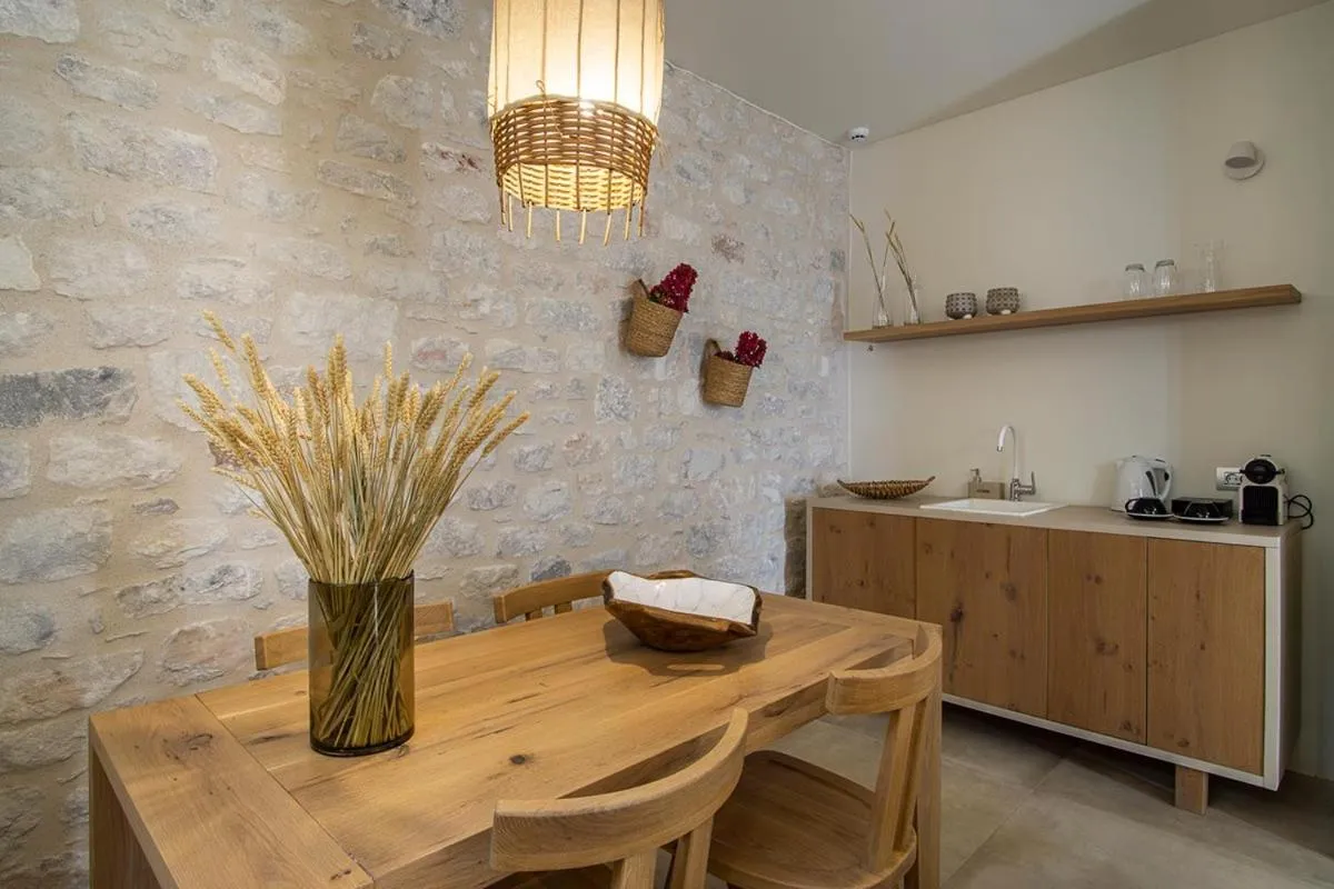 BASSA MAINA Villas & Suites