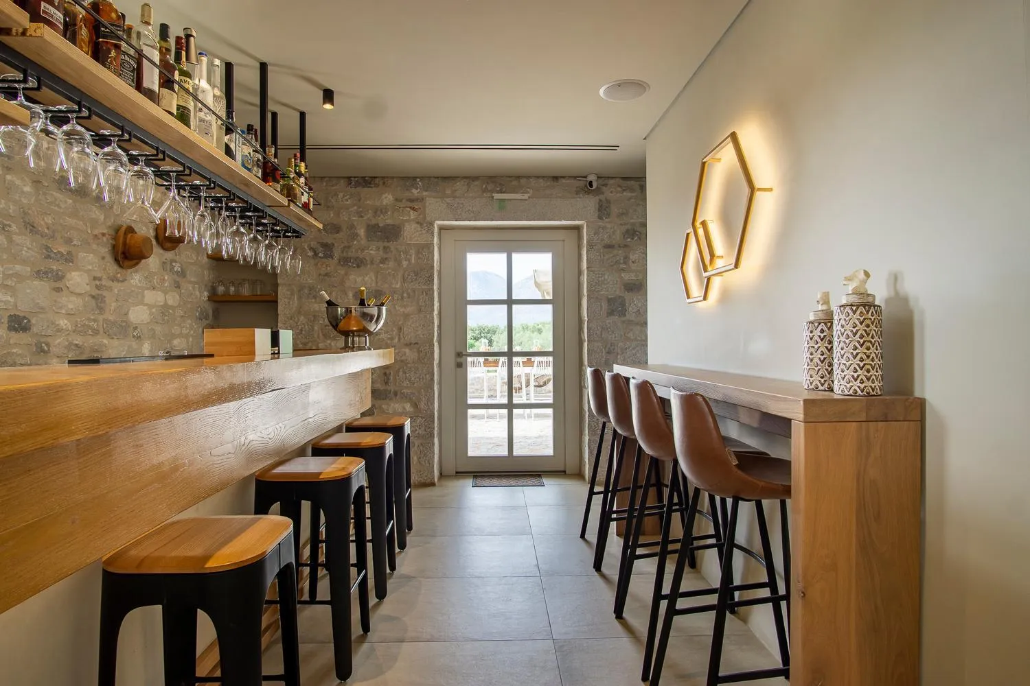 BASSA MAINA Villas & Suites