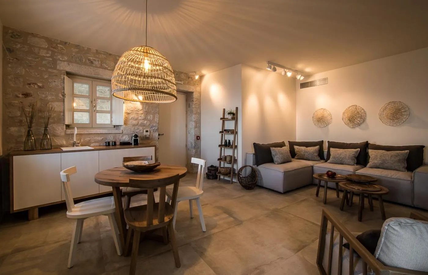 BASSA MAINA Villas & Suites