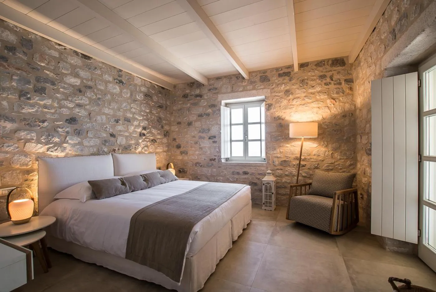 Bed in BASSA MAINA Villas & Suites