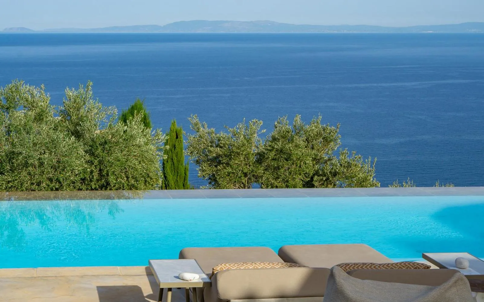 BASSA MAINA Villas & Suites