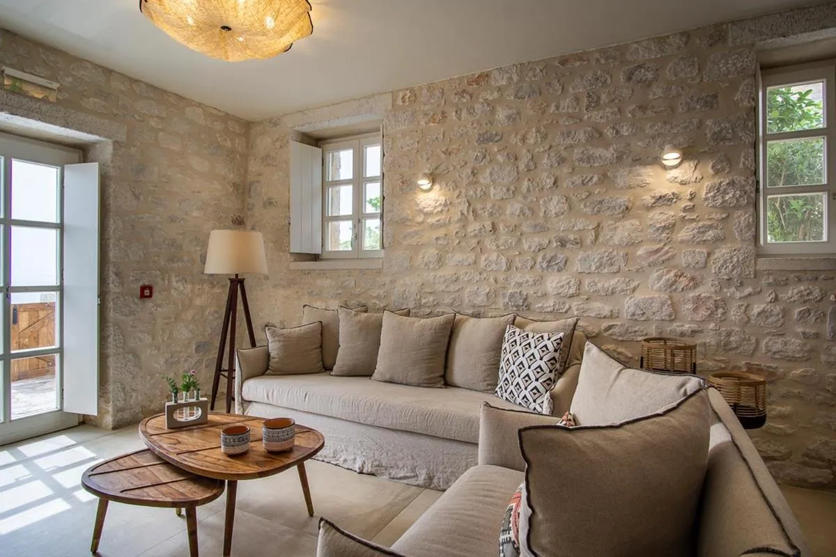 BASSA MAINA Villas & Suites