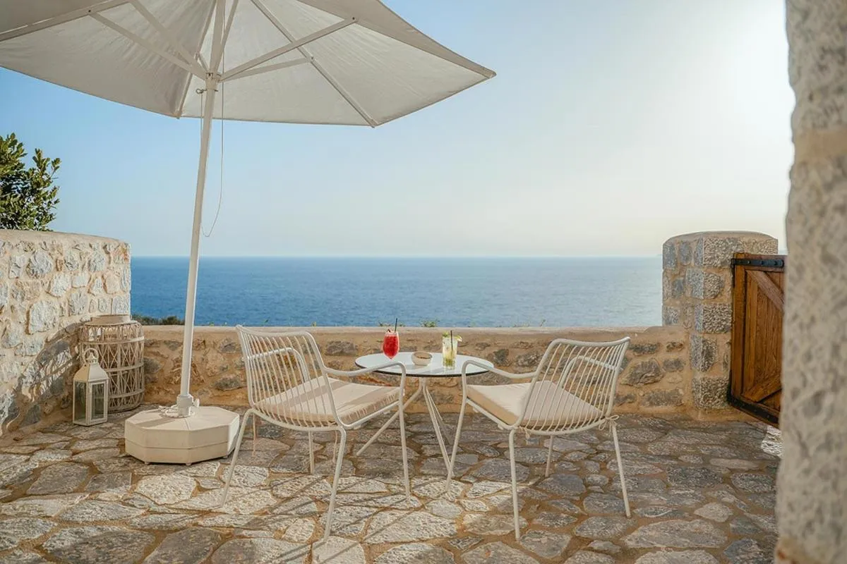 BASSA MAINA Villas & Suites