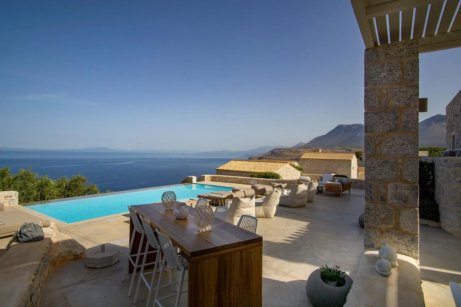 BASSA MAINA Villas & Suites