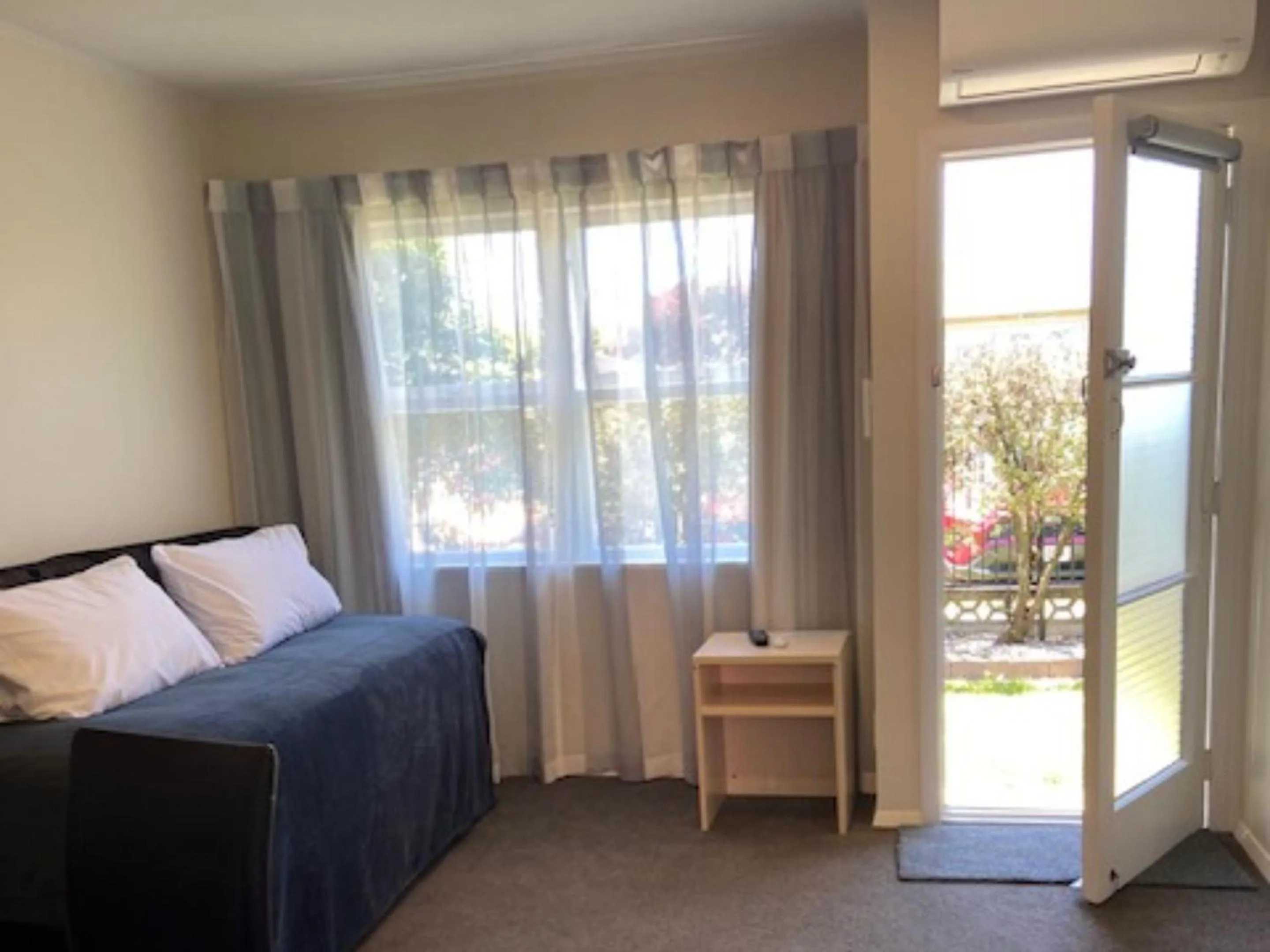 Living room, Bed in Balmoral Motel