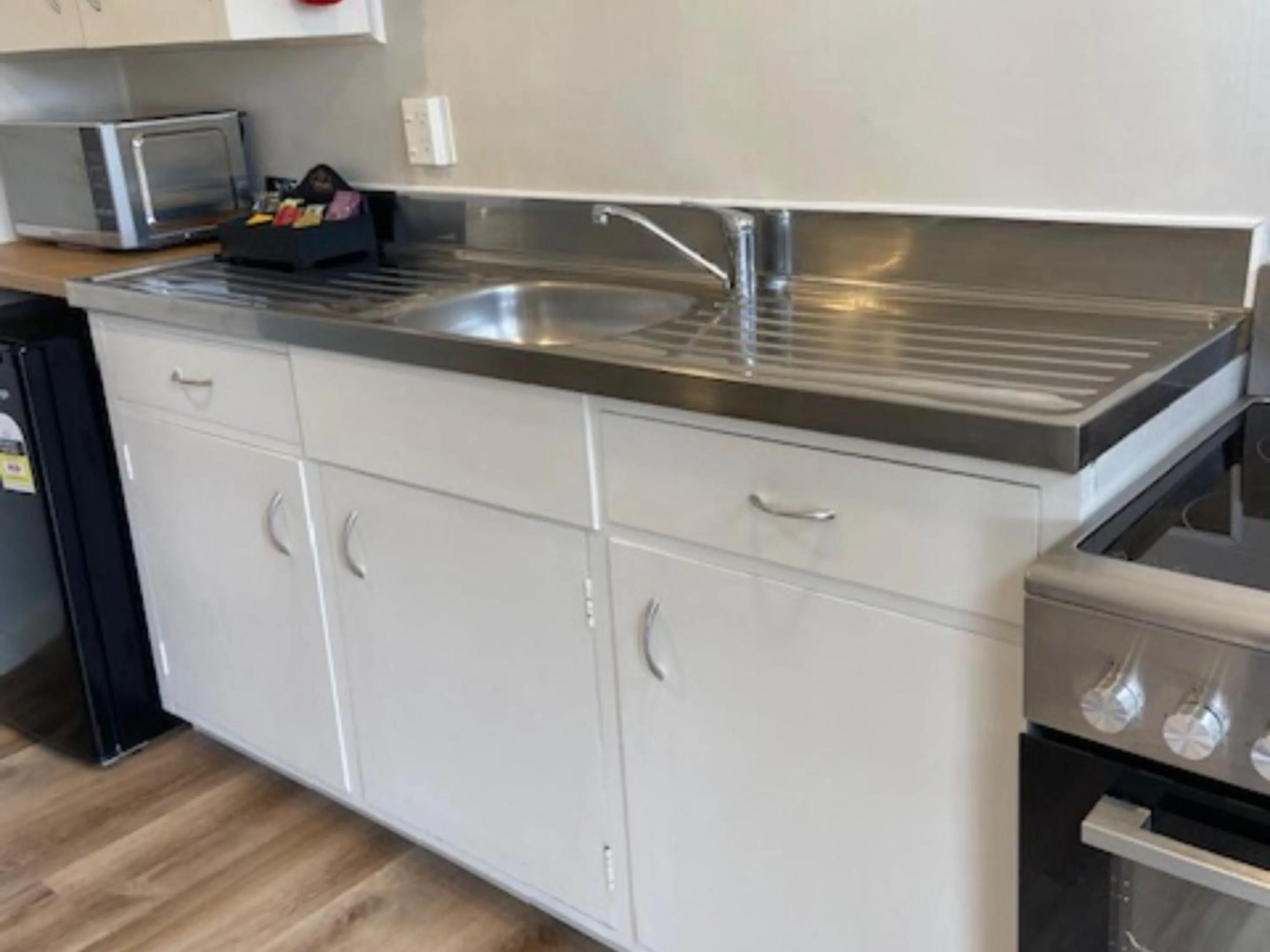kitchen in Balmoral Motel