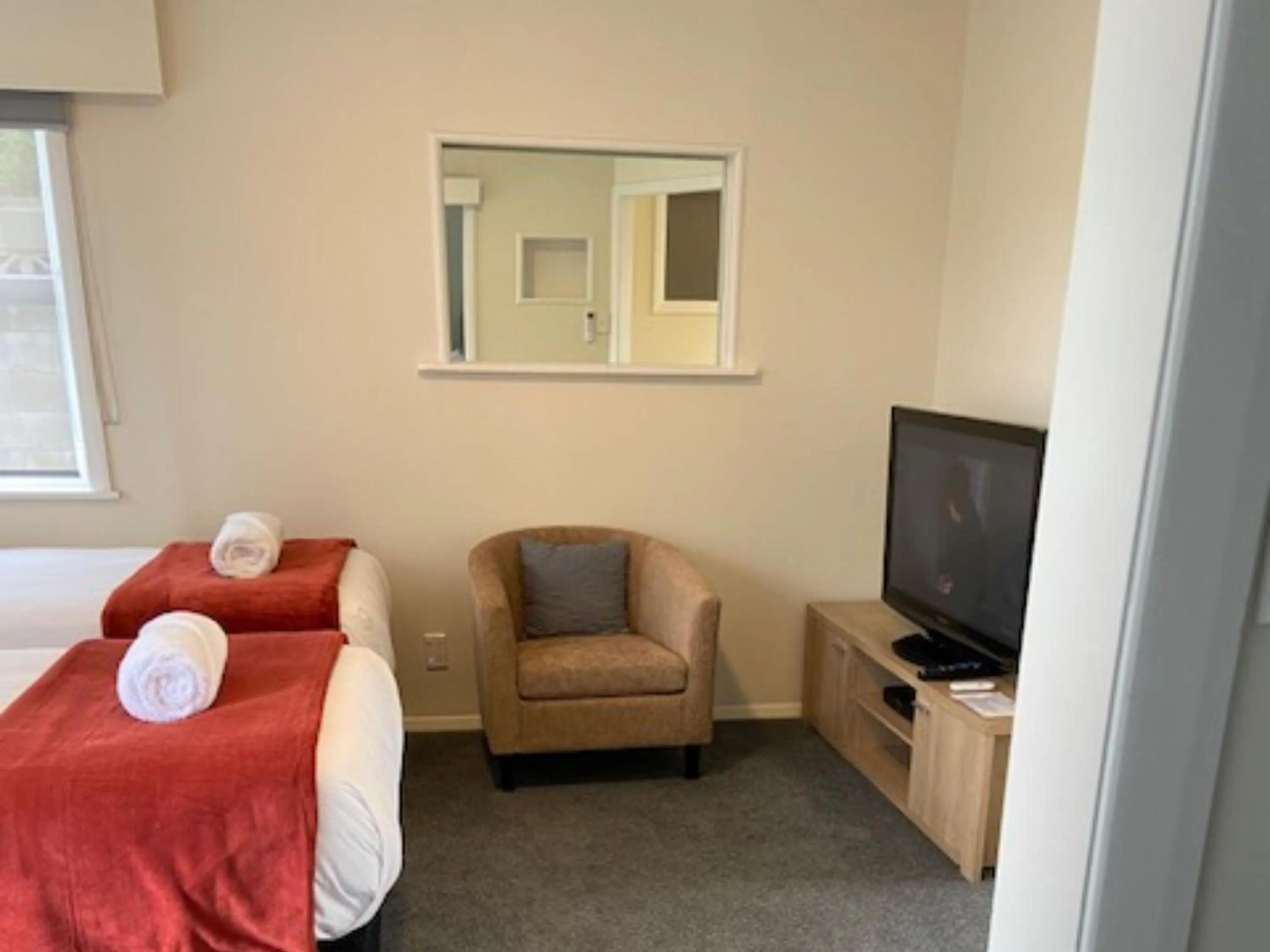 Living room, Bed in Balmoral Motel