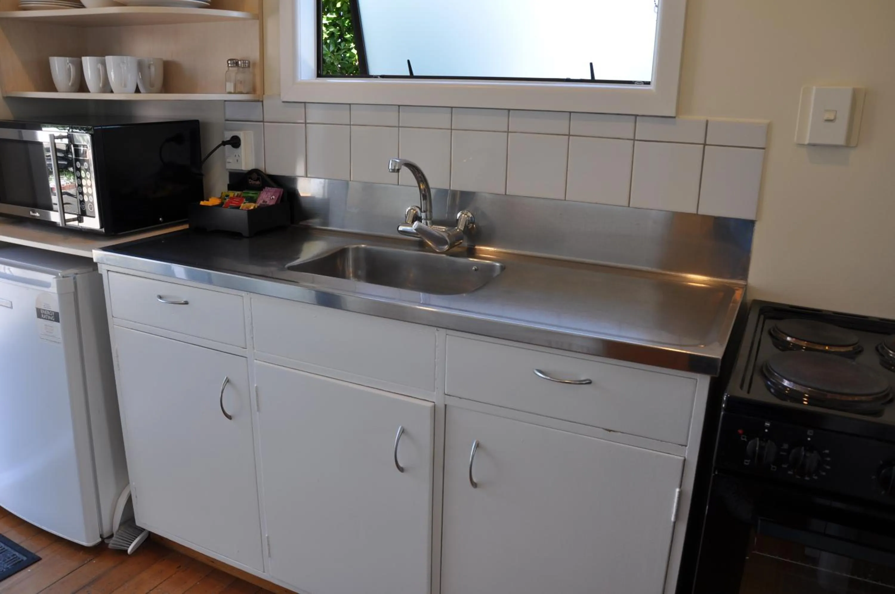 kitchen in Balmoral Motel