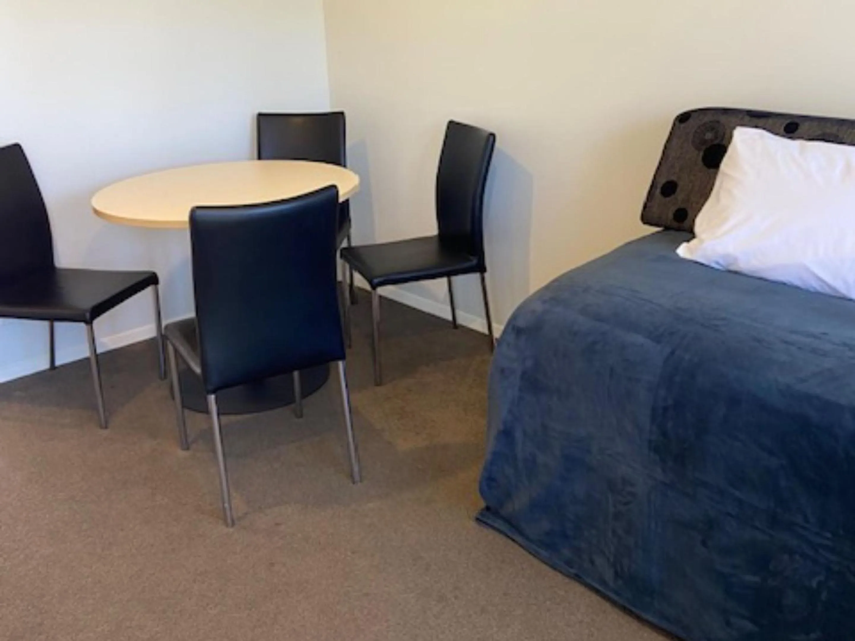 Living room, Bed in Balmoral Motel