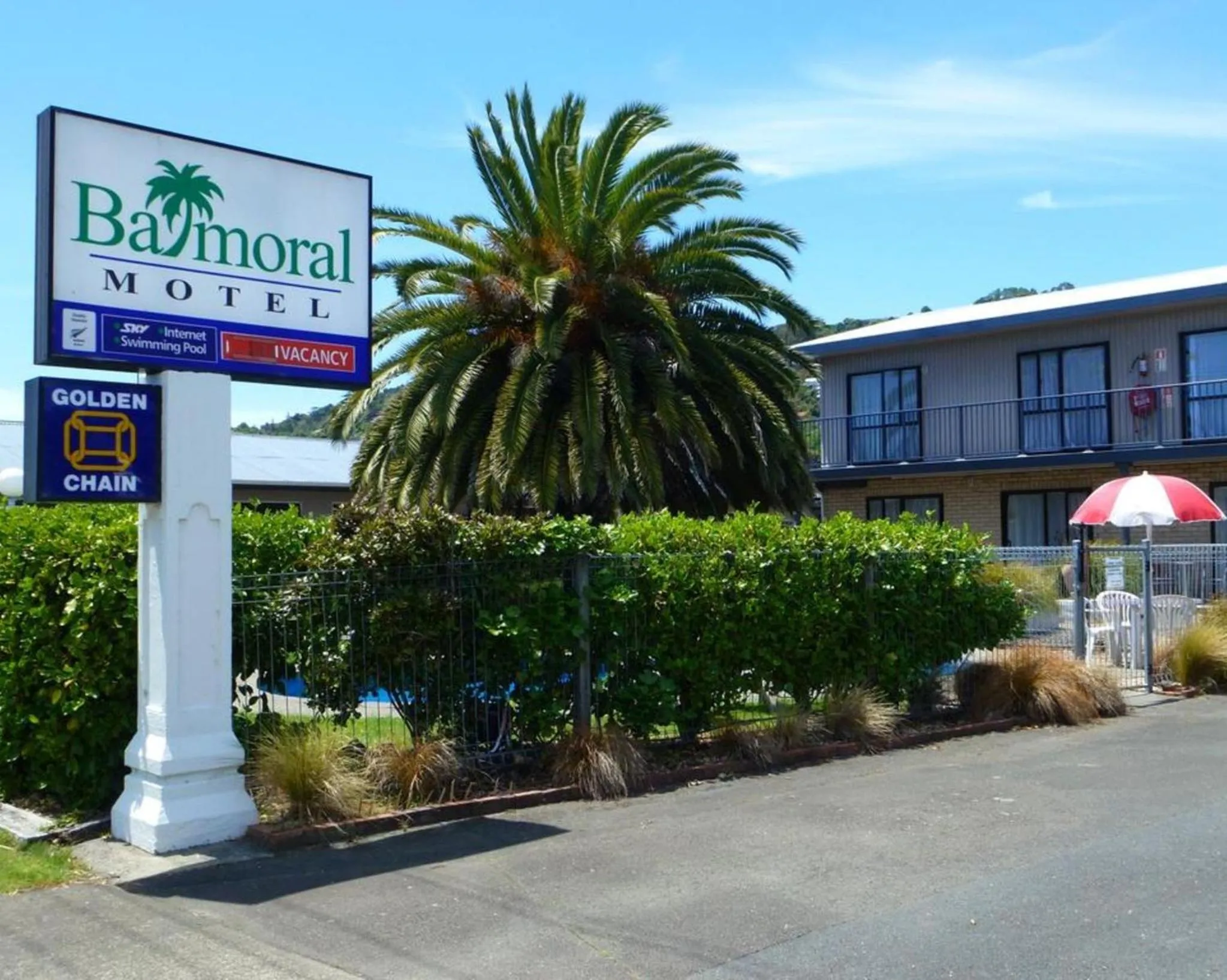 Facade/entrance in Balmoral Motel