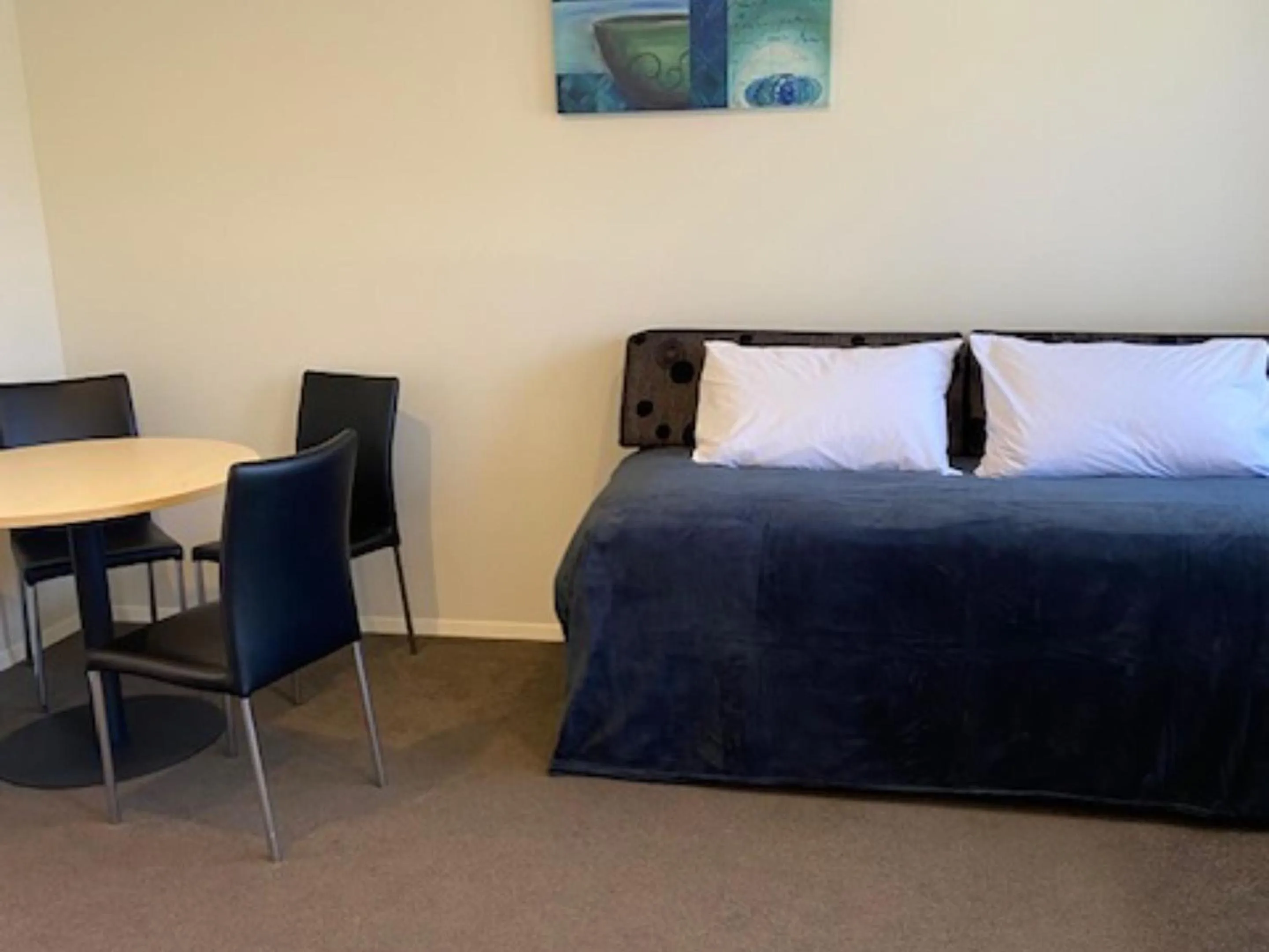 Living room, Bed in Balmoral Motel