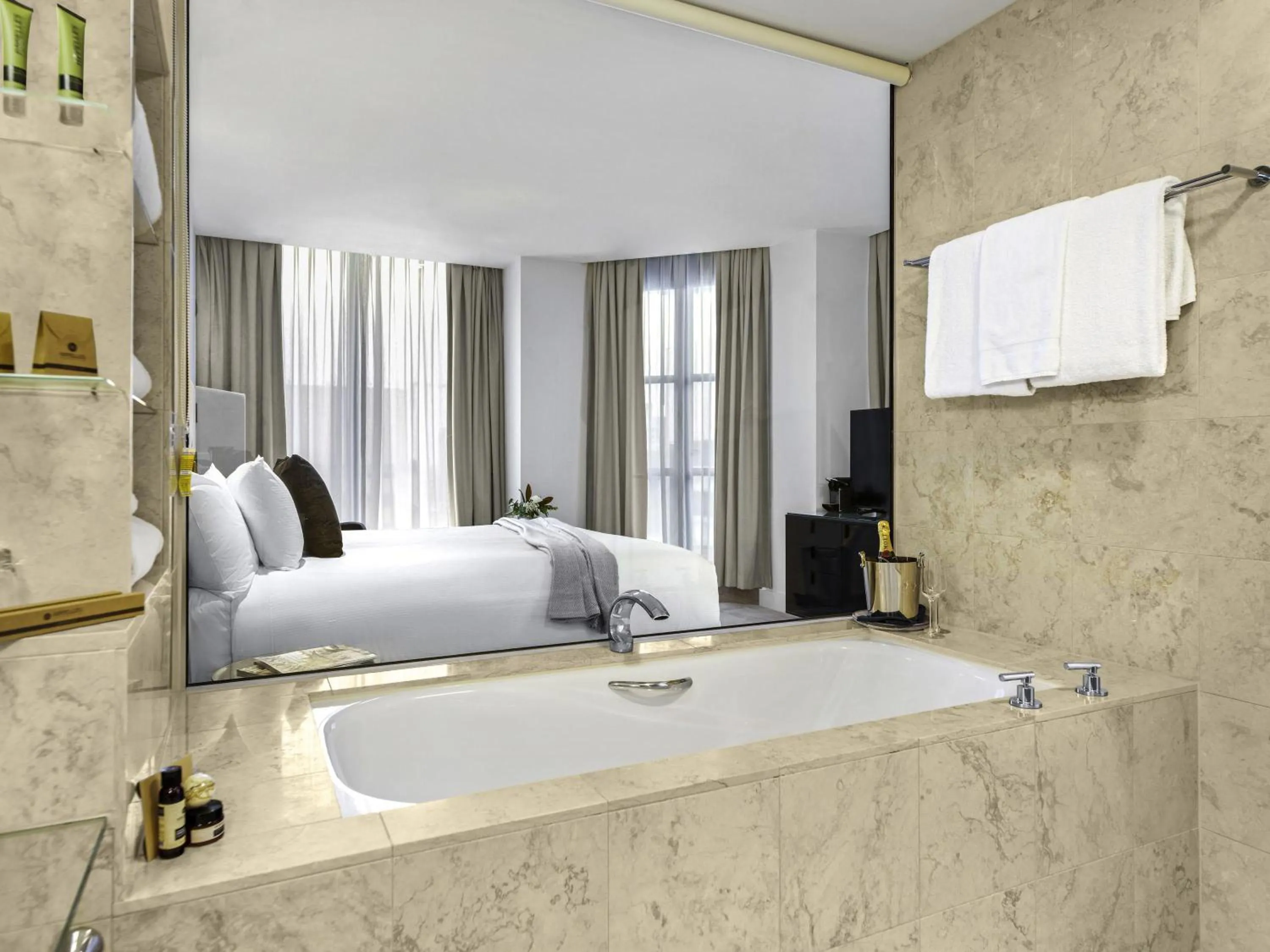 Bedroom, Bed in Peppers Waymouth Hotel