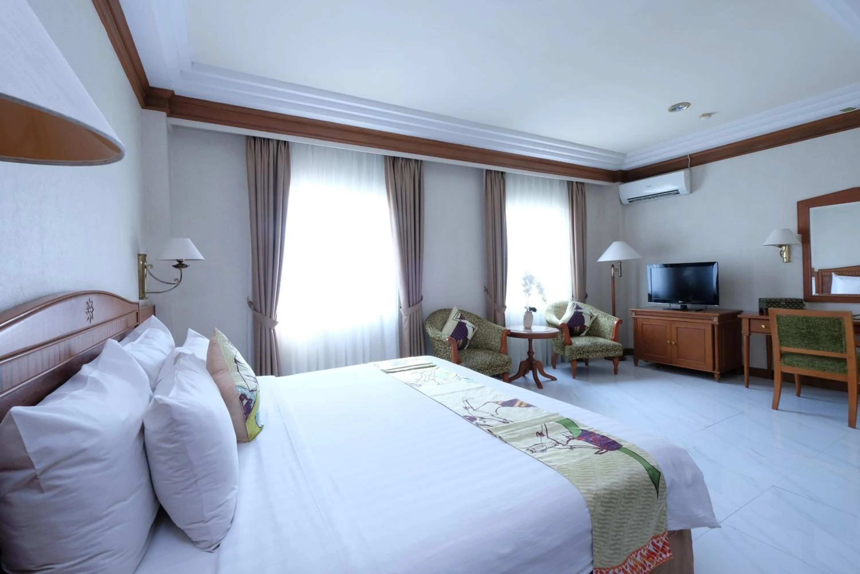 Bed in Kusuma Sahid Prince Hotel Solo