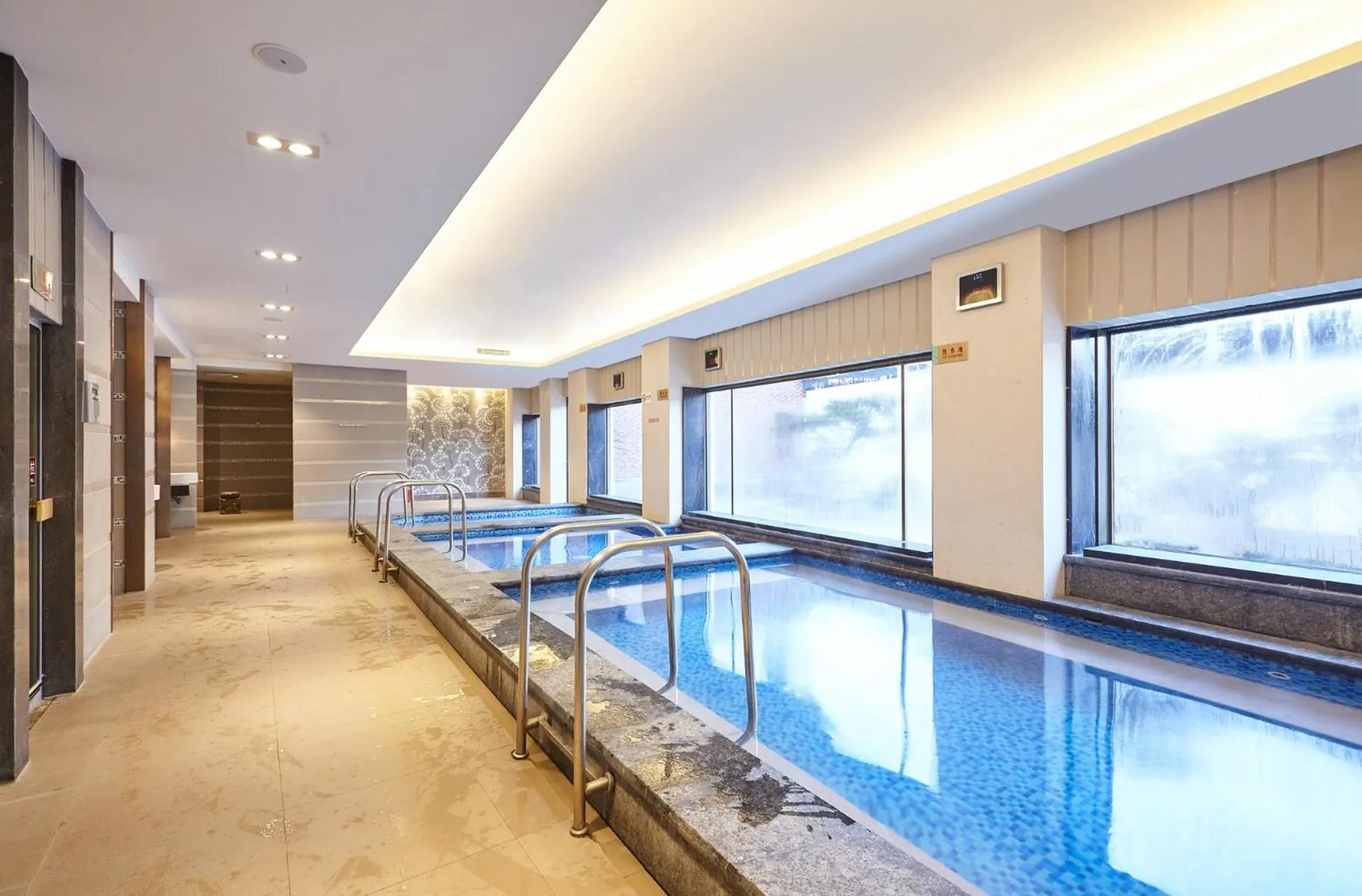Swimming pool in Suzhou Tongli Lake View Hotel