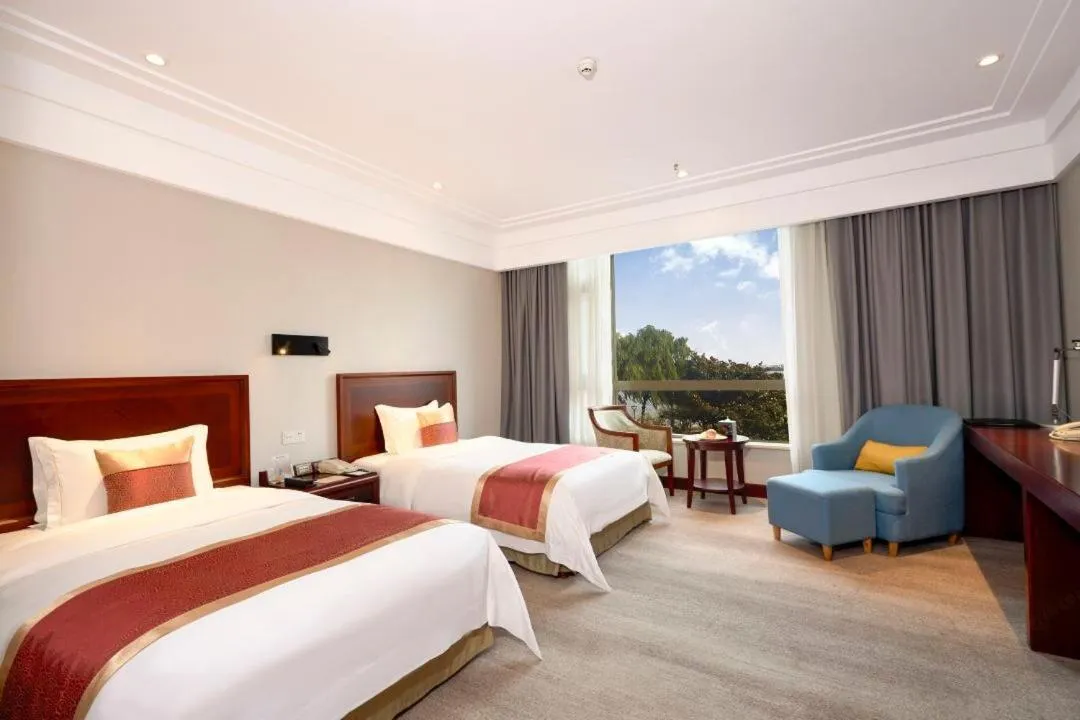 Photo of the whole room, Bed in Suzhou Tongli Lake View Hotel