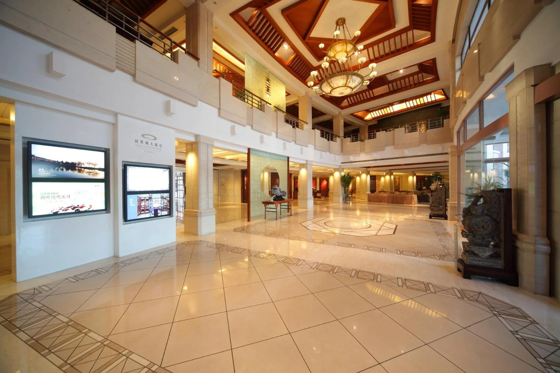 Lobby or reception in Suzhou Tongli Lake View Hotel
