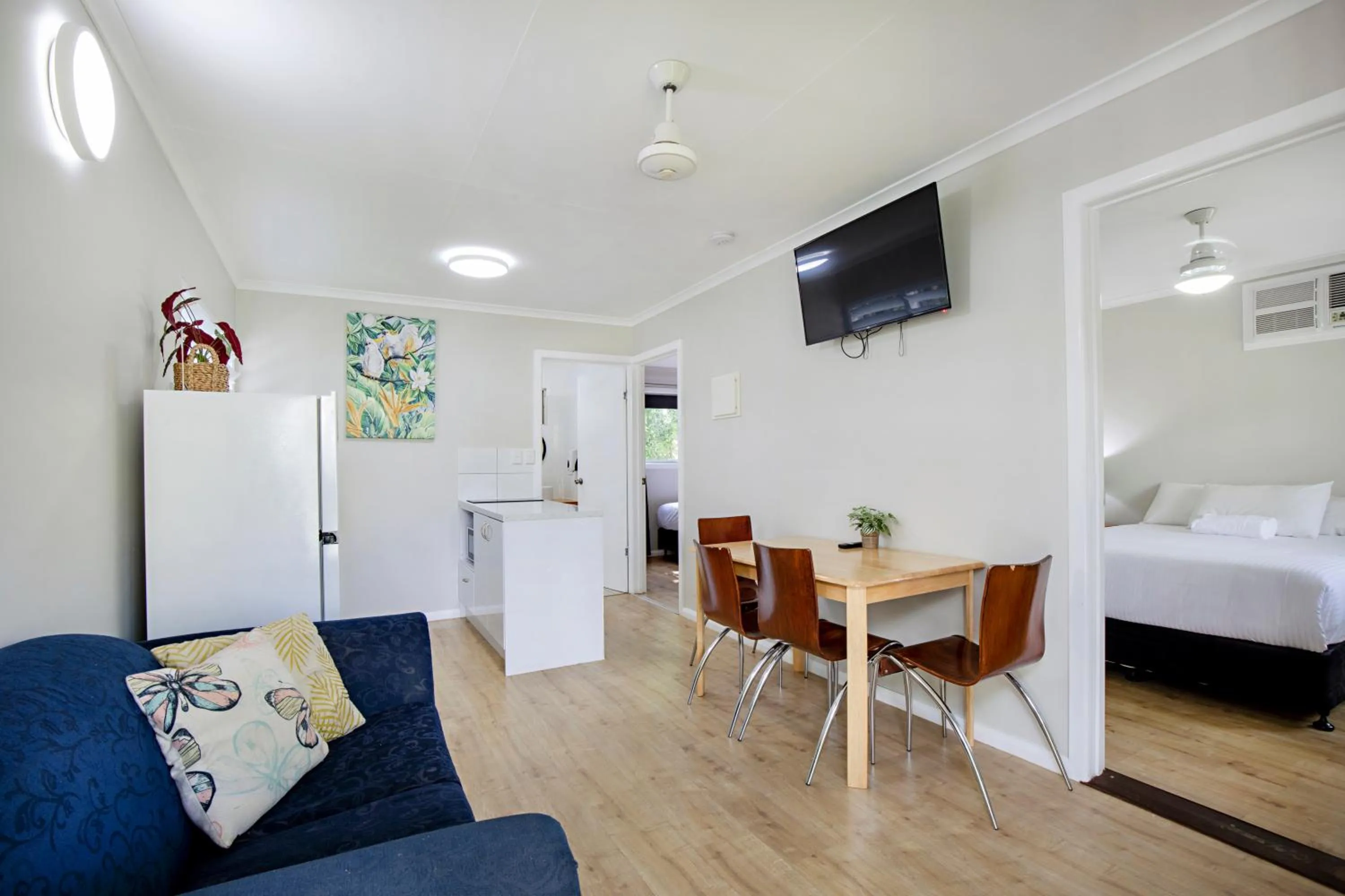 Communal lounge/ TV room, Bed in Bush Village Holiday Cabins