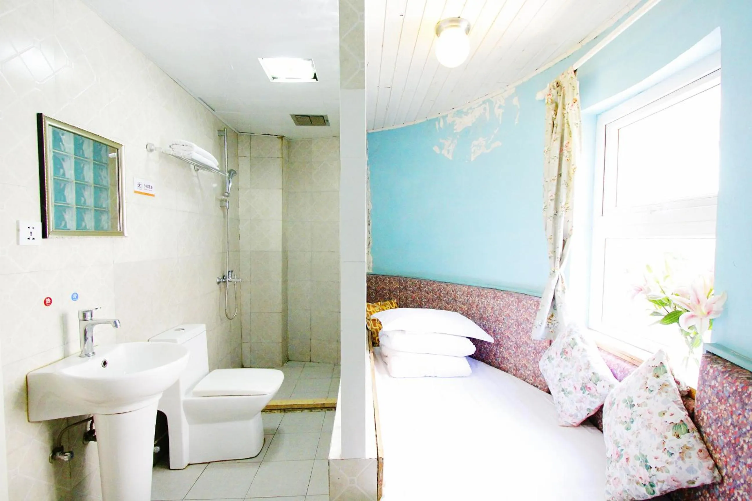 Shower in Nova Traveller's Lodge