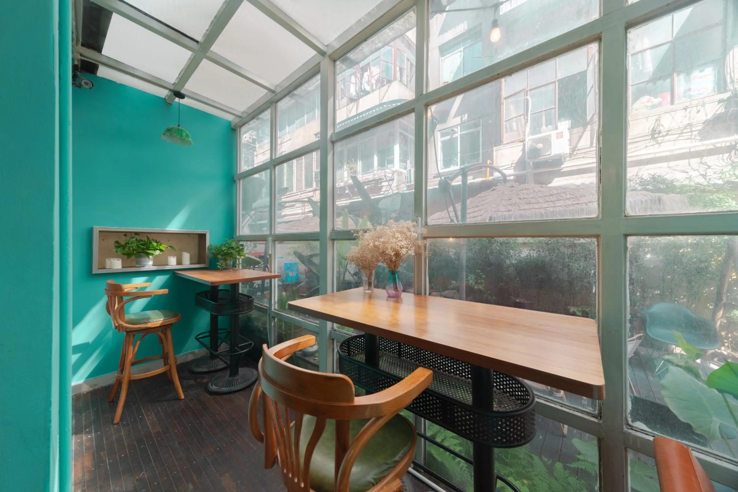 Communal lounge/ TV room in Nova Traveller's Lodge