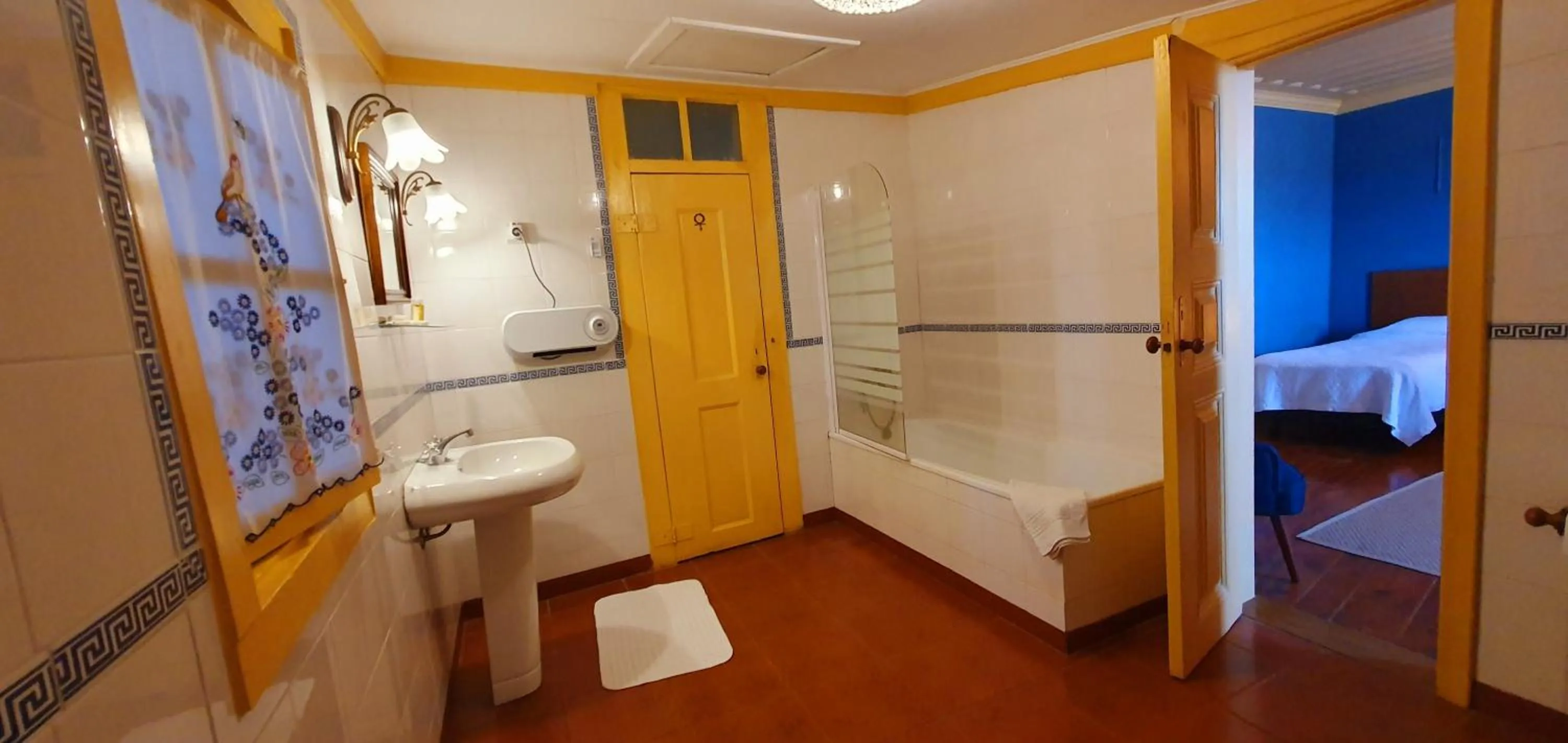 Shower, Bed in Casa do Fundo - Sustainable & Ecotourism
